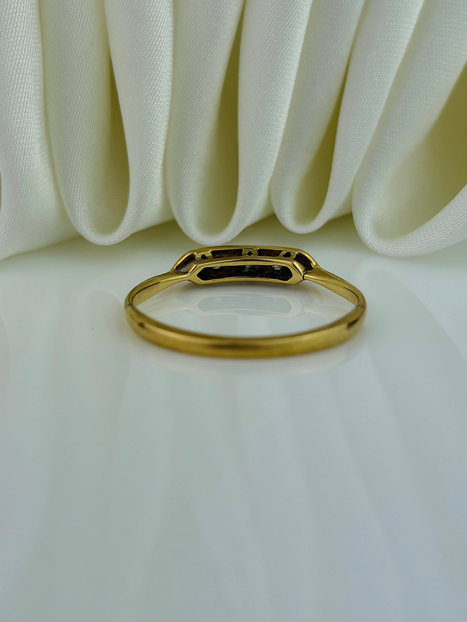 ANTIQUE ART DECO ERA 18CT YELLOW GOLD AND PLATINUM 5 STONE RING - 4