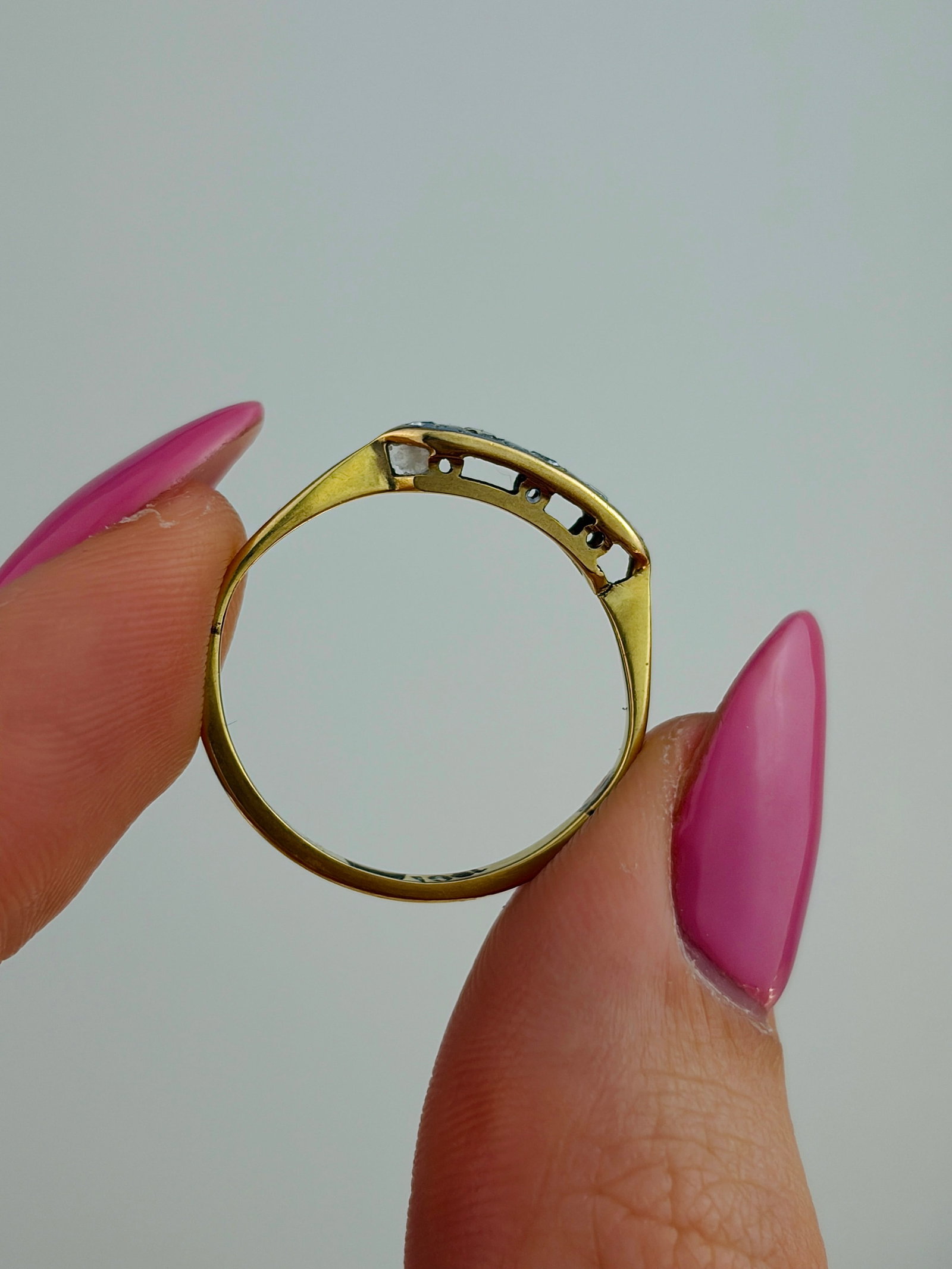 ANTIQUE ART DECO ERA 18CT YELLOW GOLD AND PLATINUM 5 STONE RING - 7