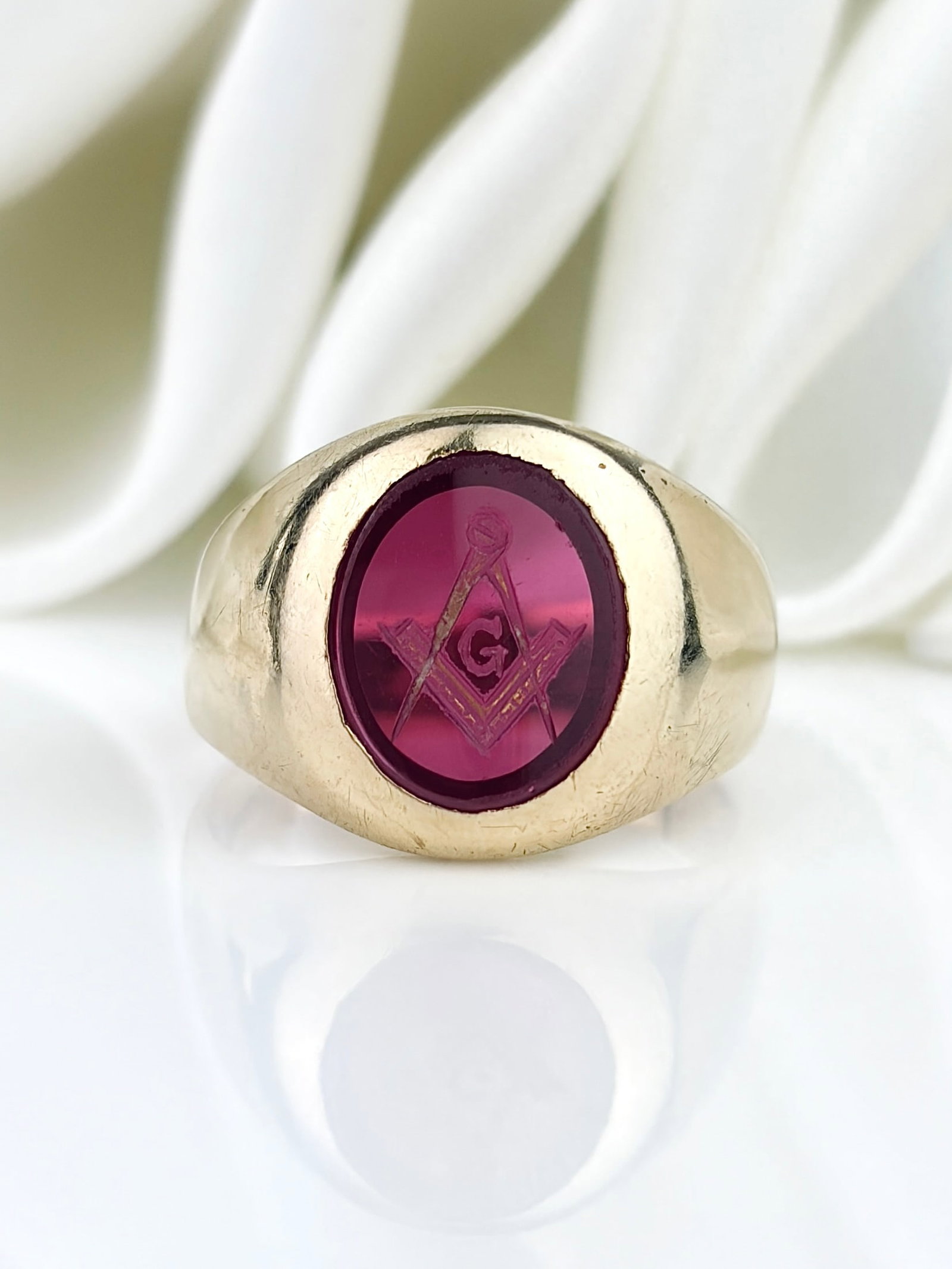 Vintage 10ct Yellow Gold Carved Masonic Ruby Intaglio Signet Ring: Vintage 10ct Yellow Gold Carved Masonic Ruby Intaglio Signet Ring