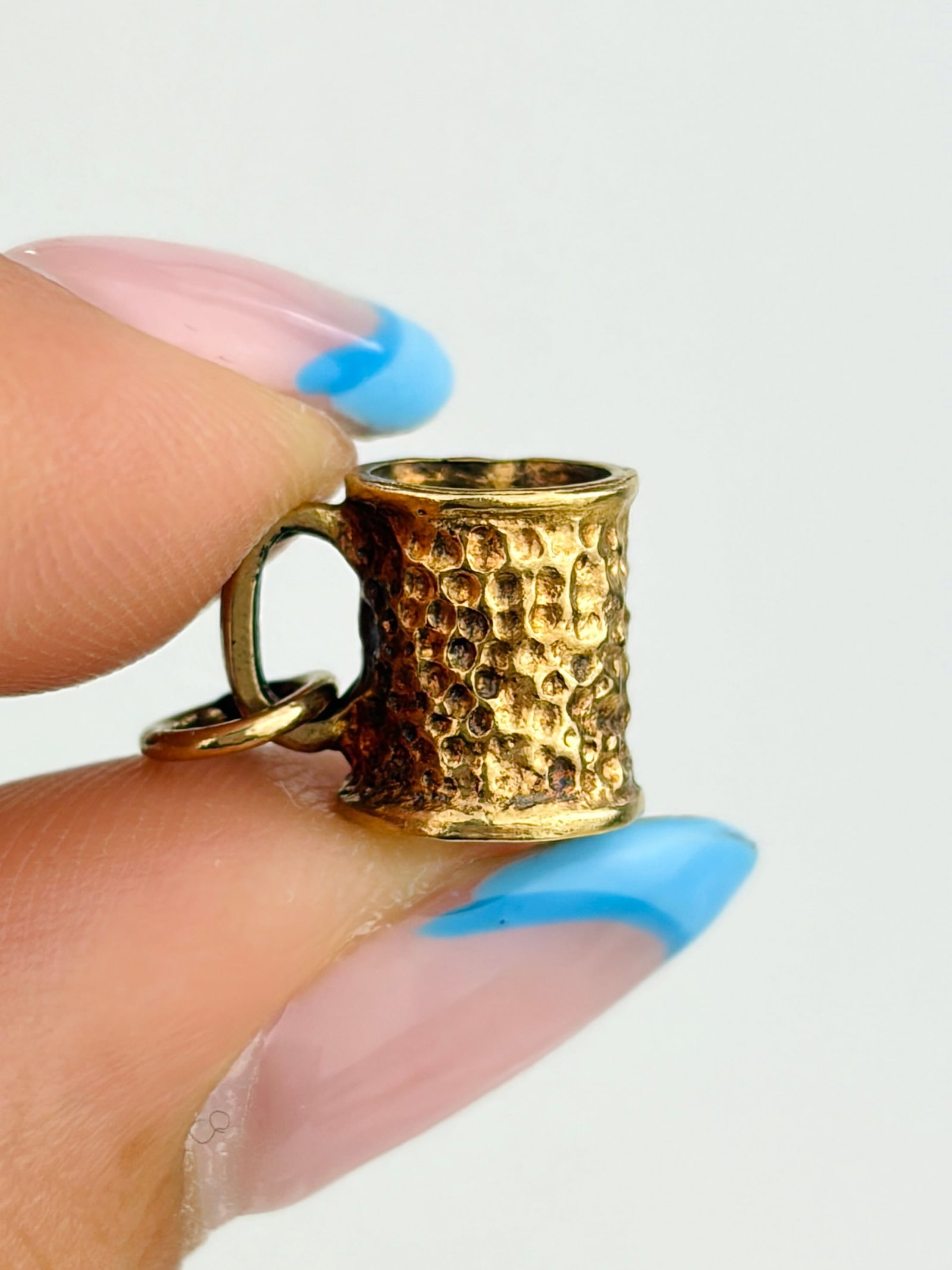 VINTAGE 9CT GOLD TEXTURED TANKARD CHARM: VINTAGE 9CT GOLD TEXTURED TANKARD CHARM