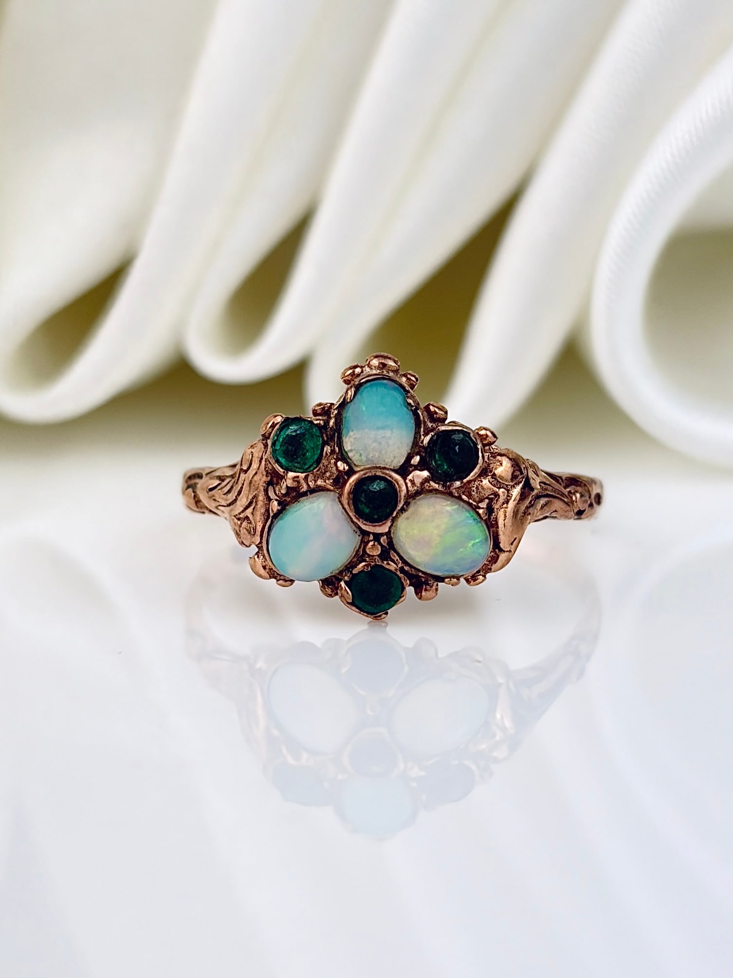 ANTIQUE 9CT YELLOW GOLD OPAL AND EMERALD CLUSTER RING: ANTIQUE 9CT YELLOW GOLD OPAL AND EMERALD CLUSTER RING