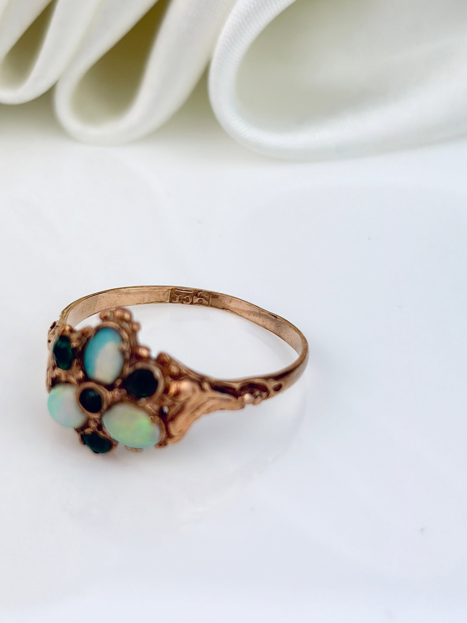 ANTIQUE 9CT YELLOW GOLD OPAL AND EMERALD CLUSTER RING - 4