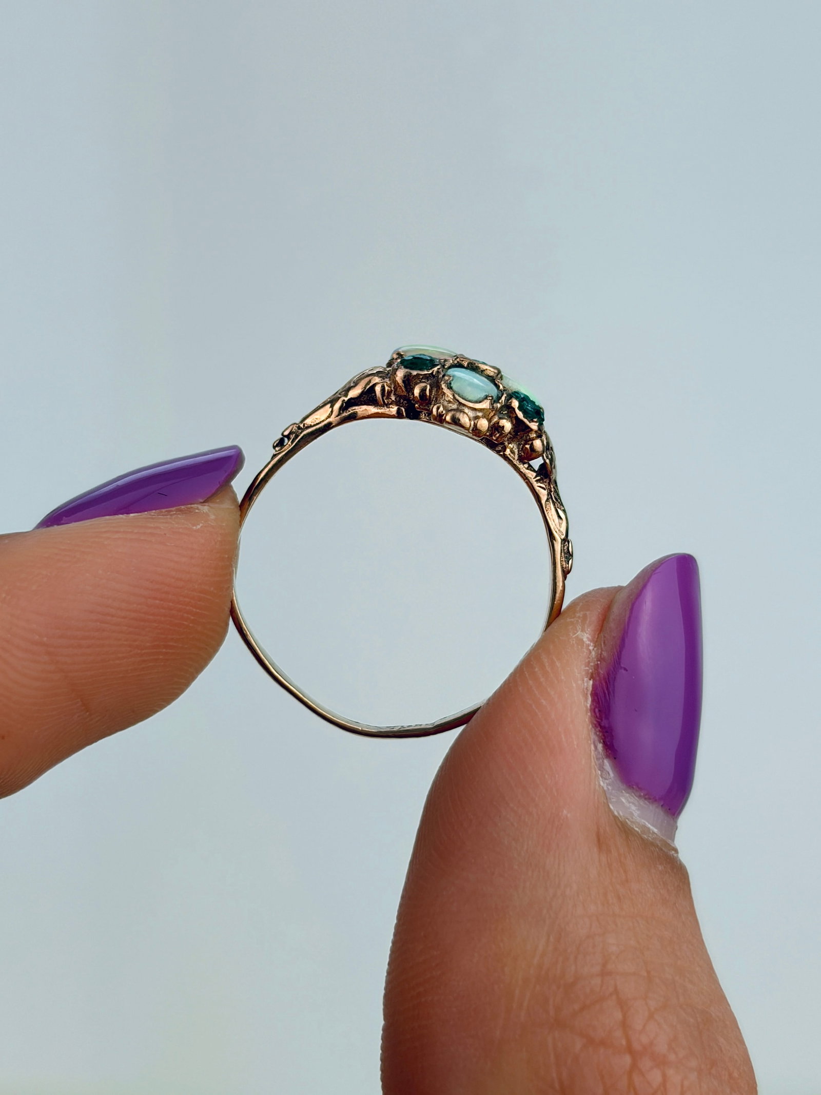 ANTIQUE 9CT YELLOW GOLD OPAL AND EMERALD CLUSTER RING - 6