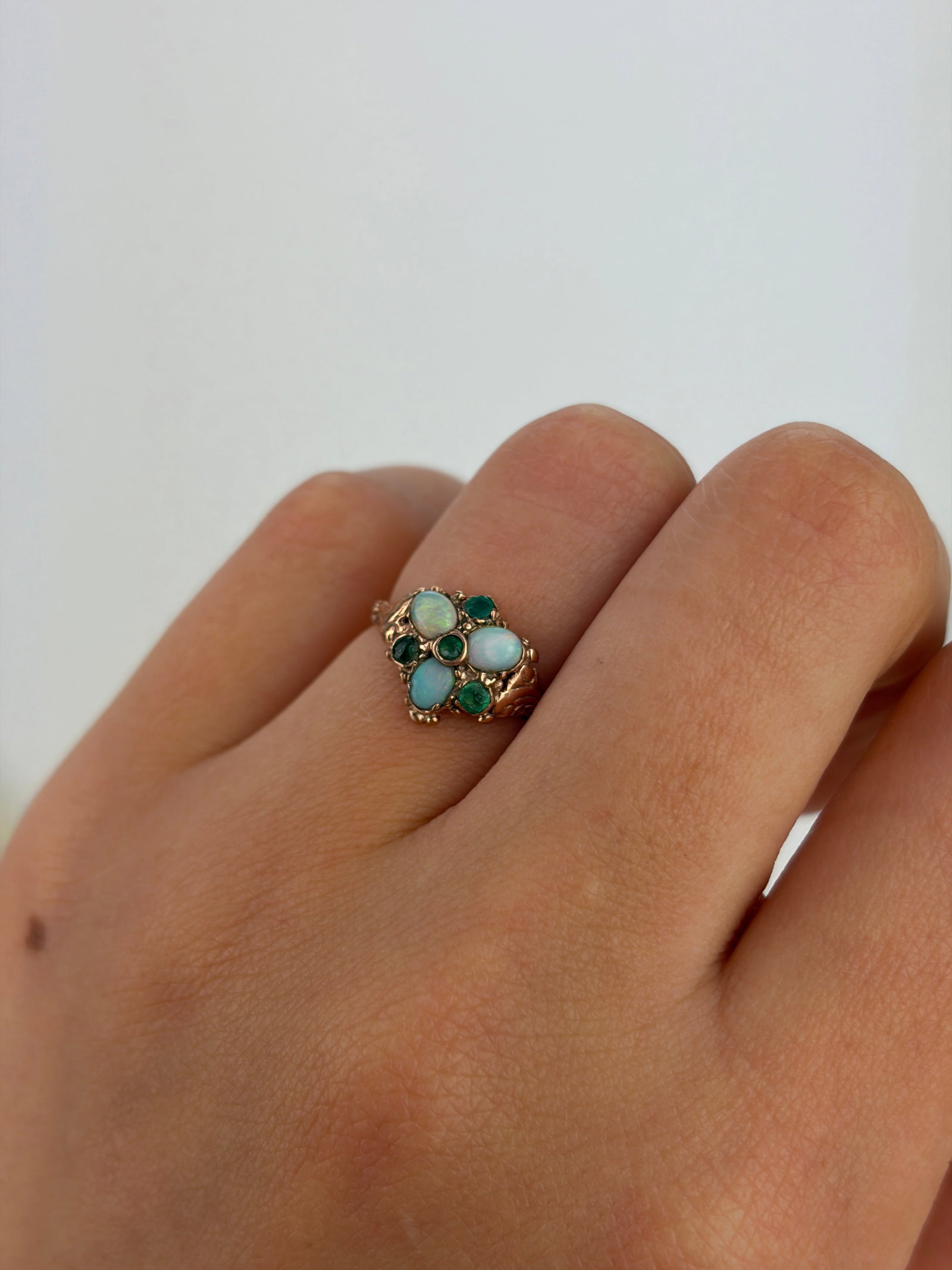 ANTIQUE 9CT YELLOW GOLD OPAL AND EMERALD CLUSTER RING - 8
