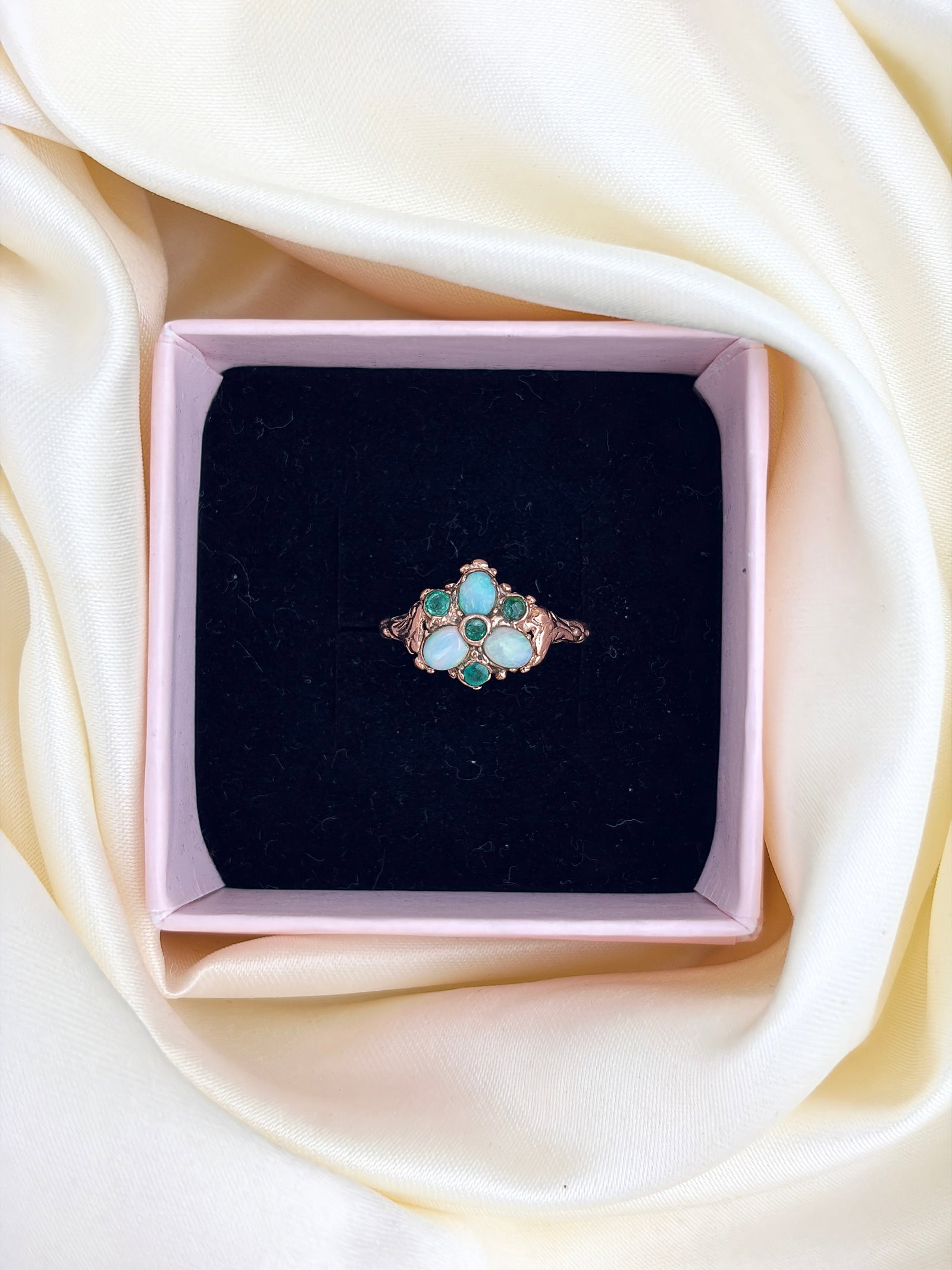 ANTIQUE 9CT YELLOW GOLD OPAL AND EMERALD CLUSTER RING - 9