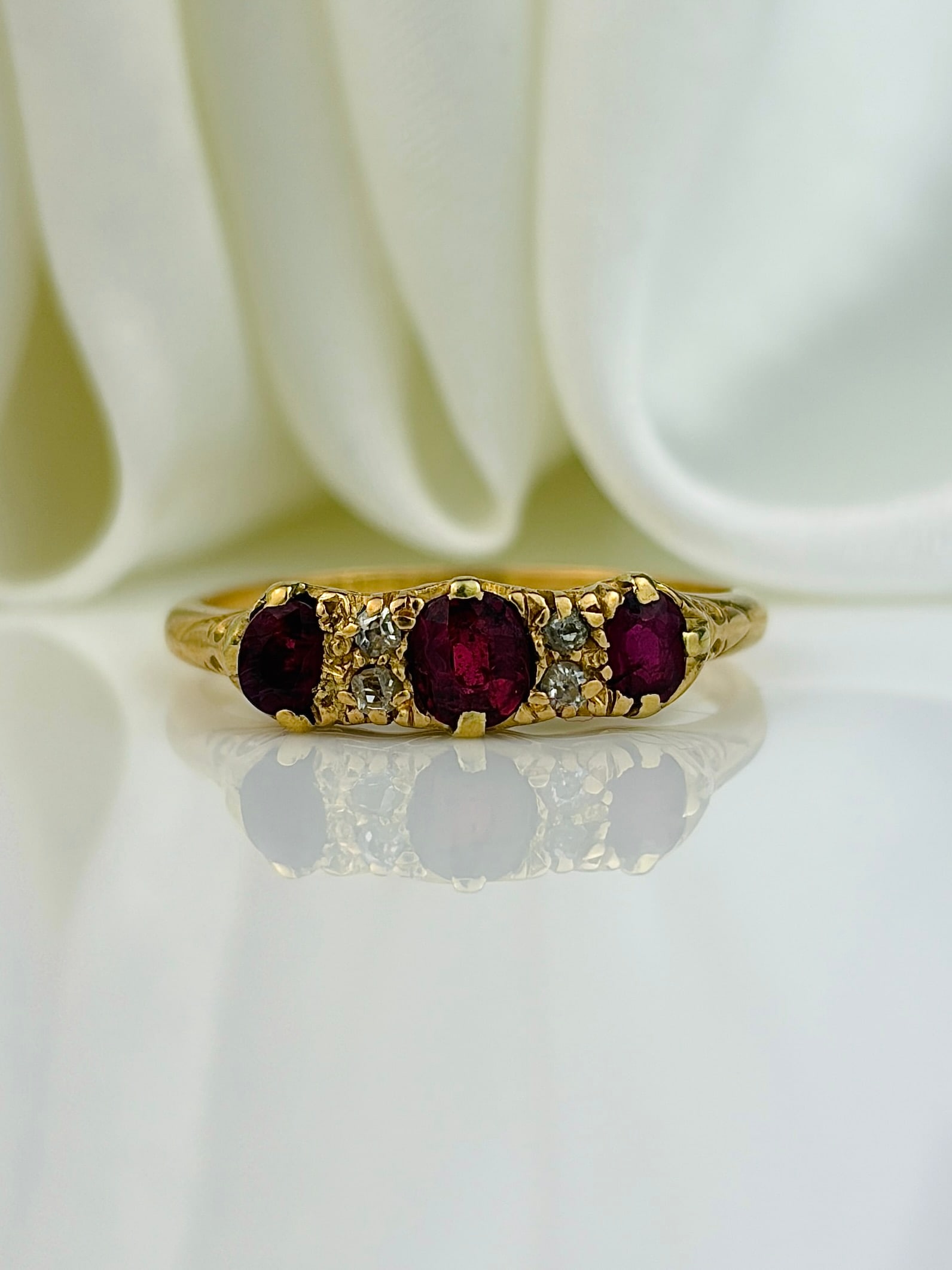 ANTIQUE 18CT YELLOW GOLD RUBY AND DIAMOND 5 STONE RING: ANTIQUE 18CT YELLOW GOLD RUBY AND DIAMOND 5 STONE RING