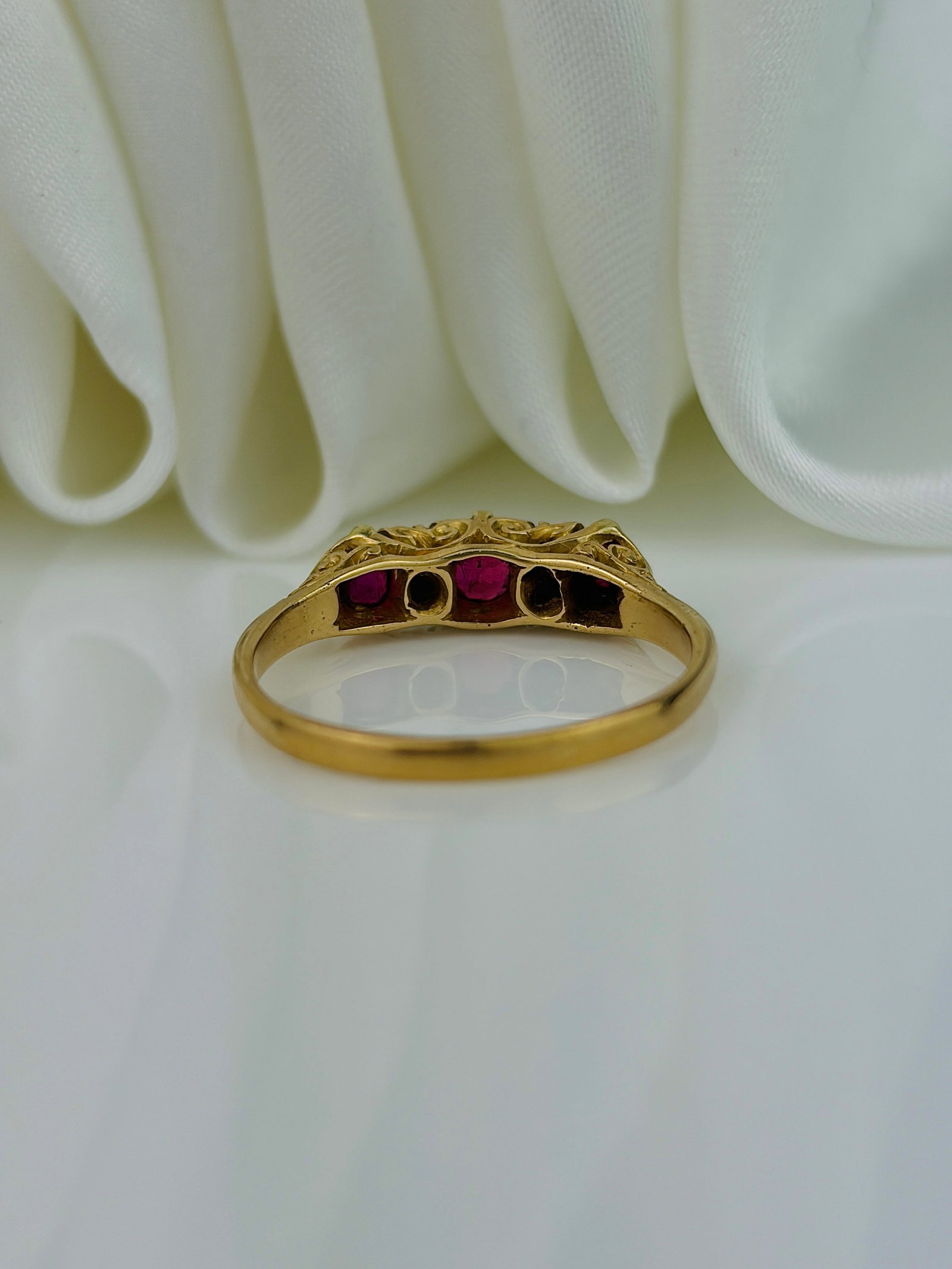 ANTIQUE 18CT YELLOW GOLD RUBY AND DIAMOND 5 STONE RING - 3