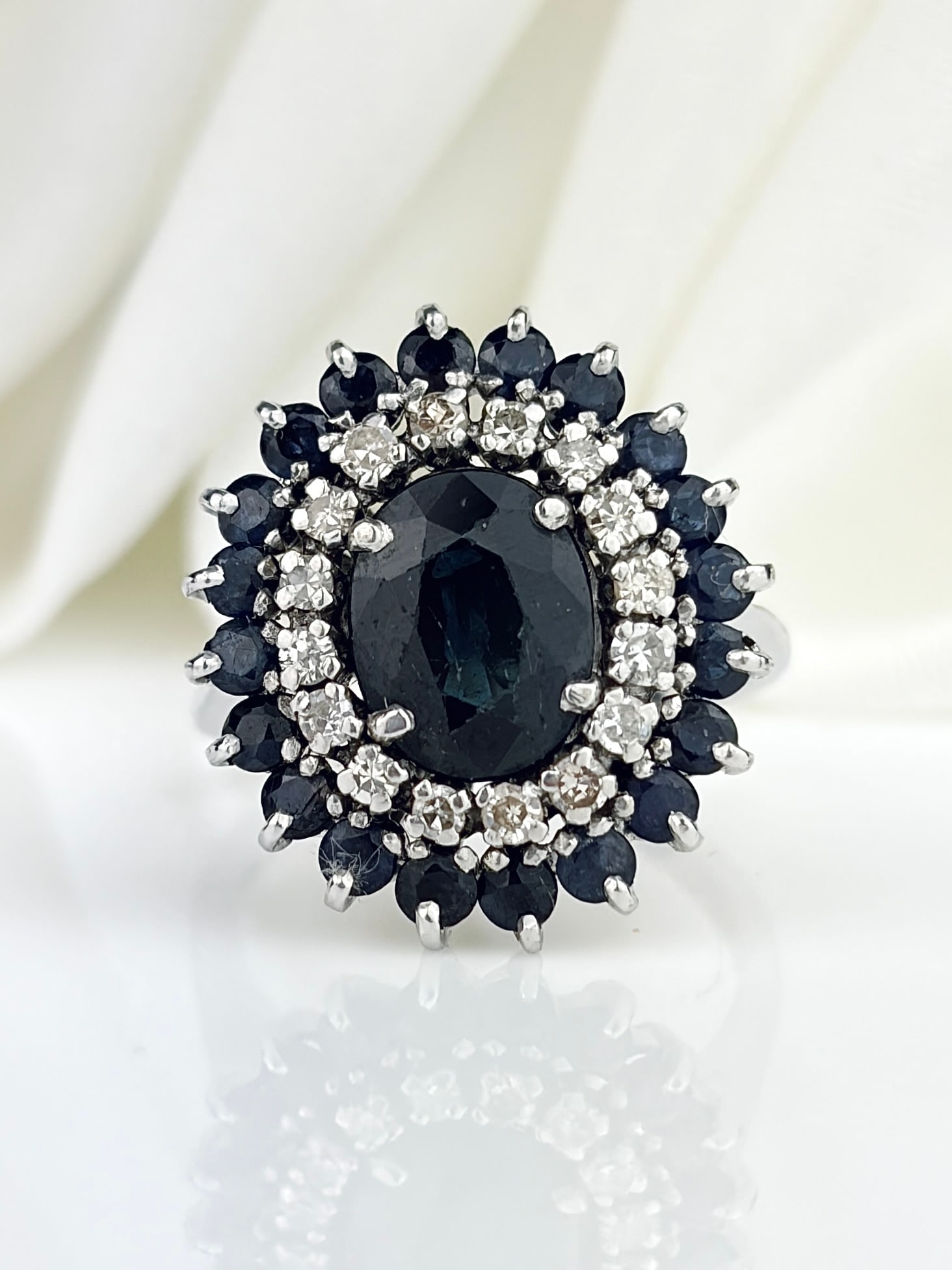 VINTAGE 18CT WHITE GOLD SAPPHIRE AND DIAMOND CLUSTER RING: VINTAGE 18CT WHITE GOLD SAPPHIRE AND DIAMOND CLUSTER RING
