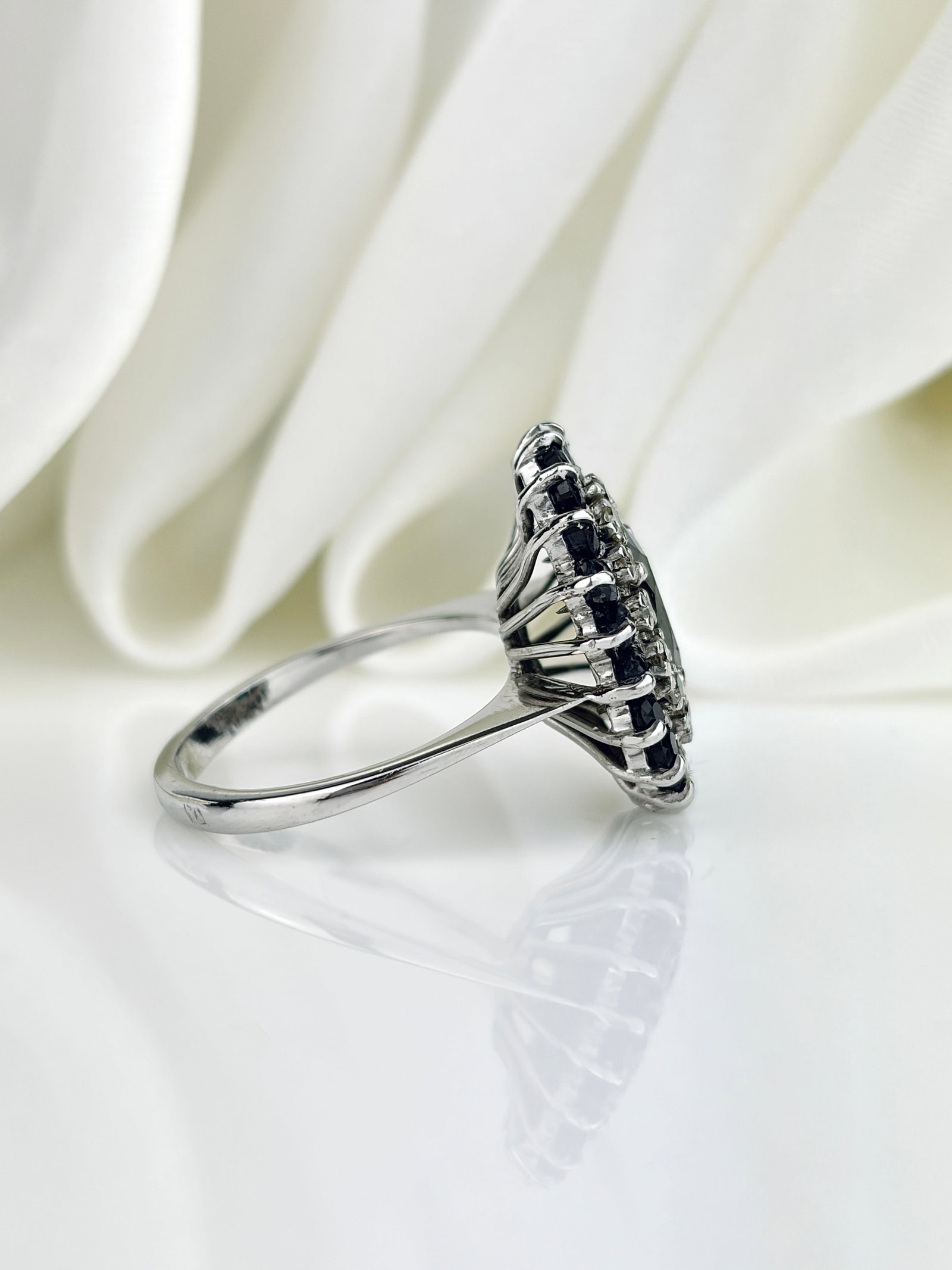 VINTAGE 18CT WHITE GOLD SAPPHIRE AND DIAMOND CLUSTER RING - 2