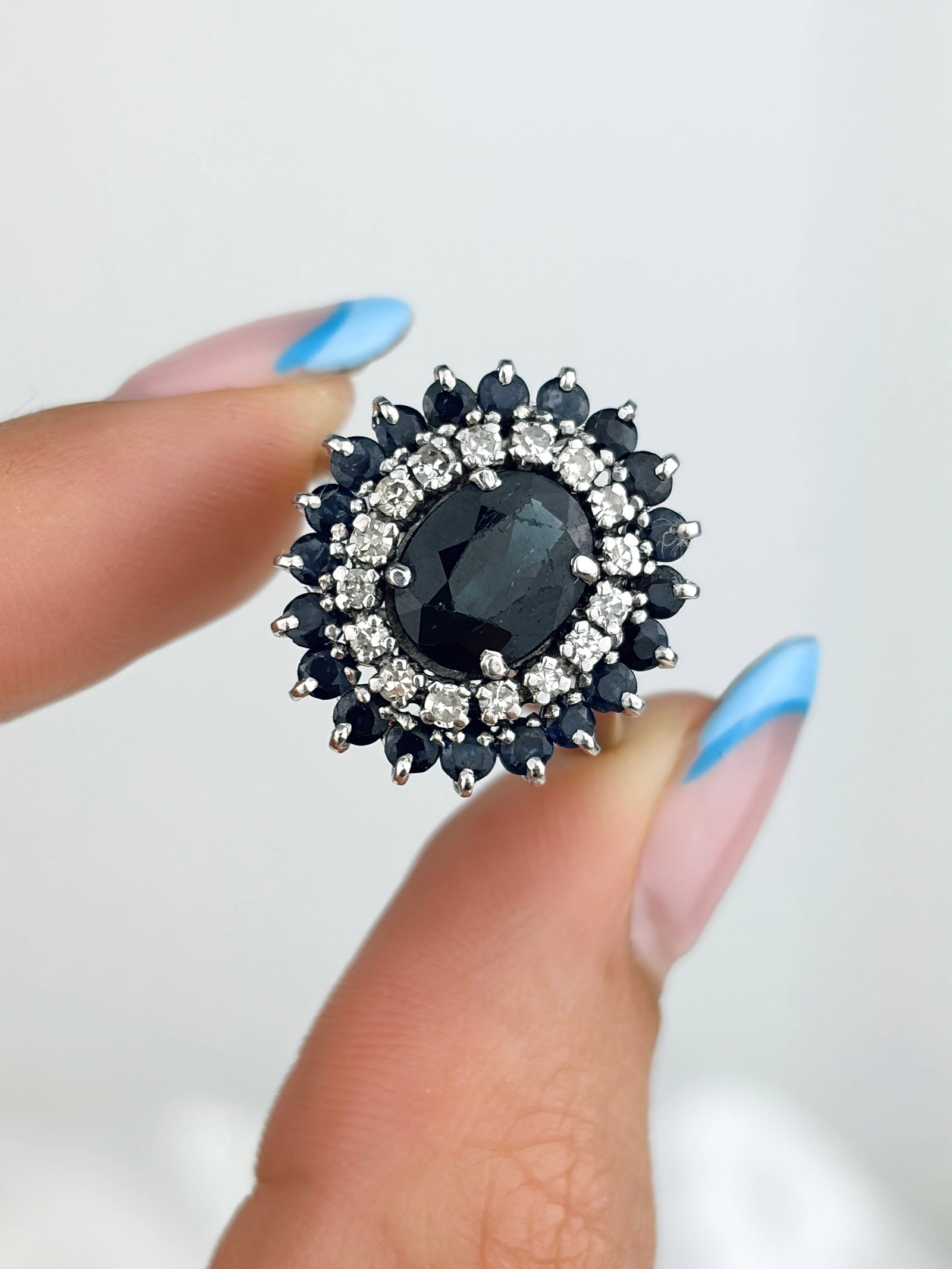 VINTAGE 18CT WHITE GOLD SAPPHIRE AND DIAMOND CLUSTER RING - 5