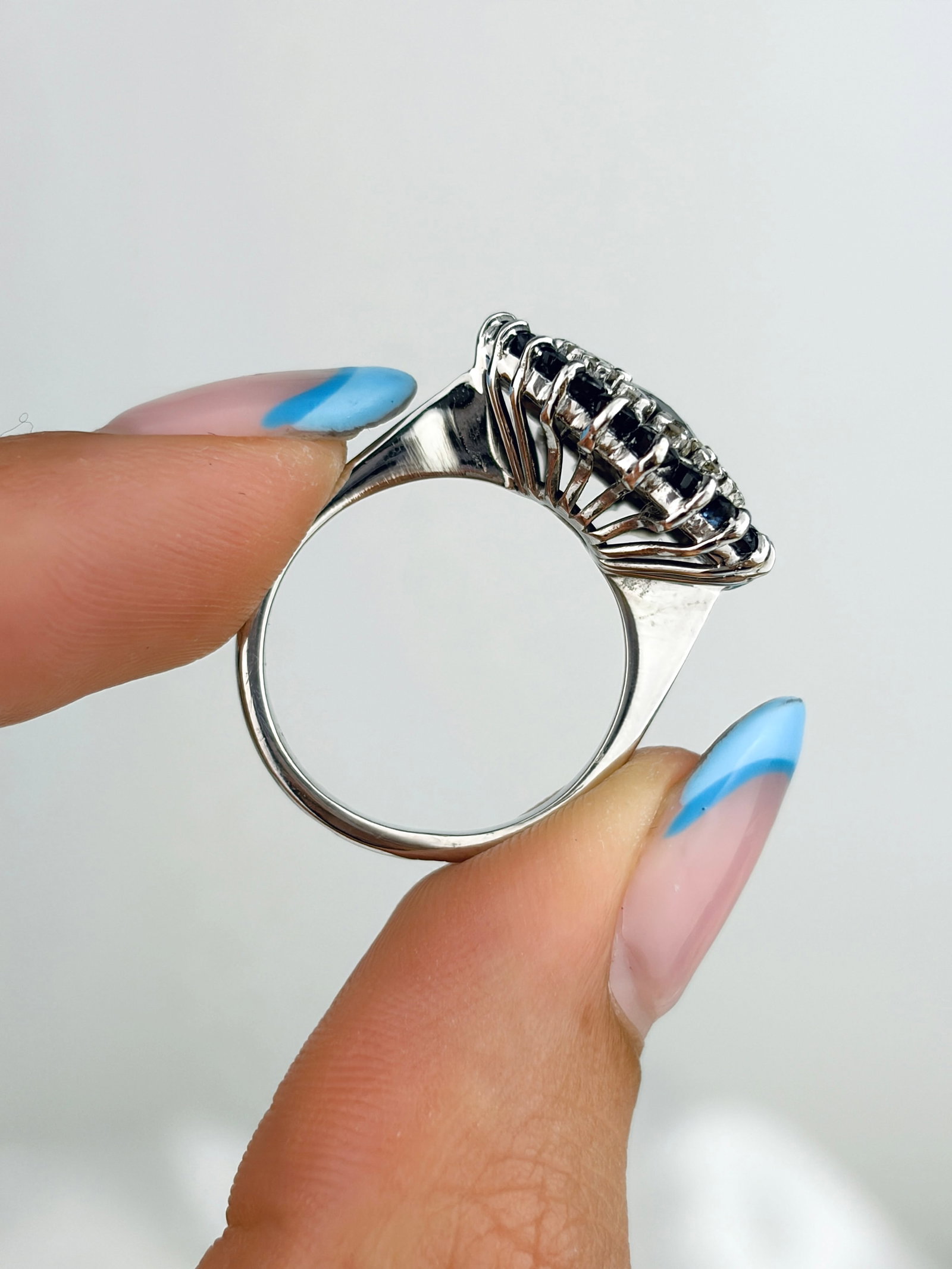 VINTAGE 18CT WHITE GOLD SAPPHIRE AND DIAMOND CLUSTER RING - 6