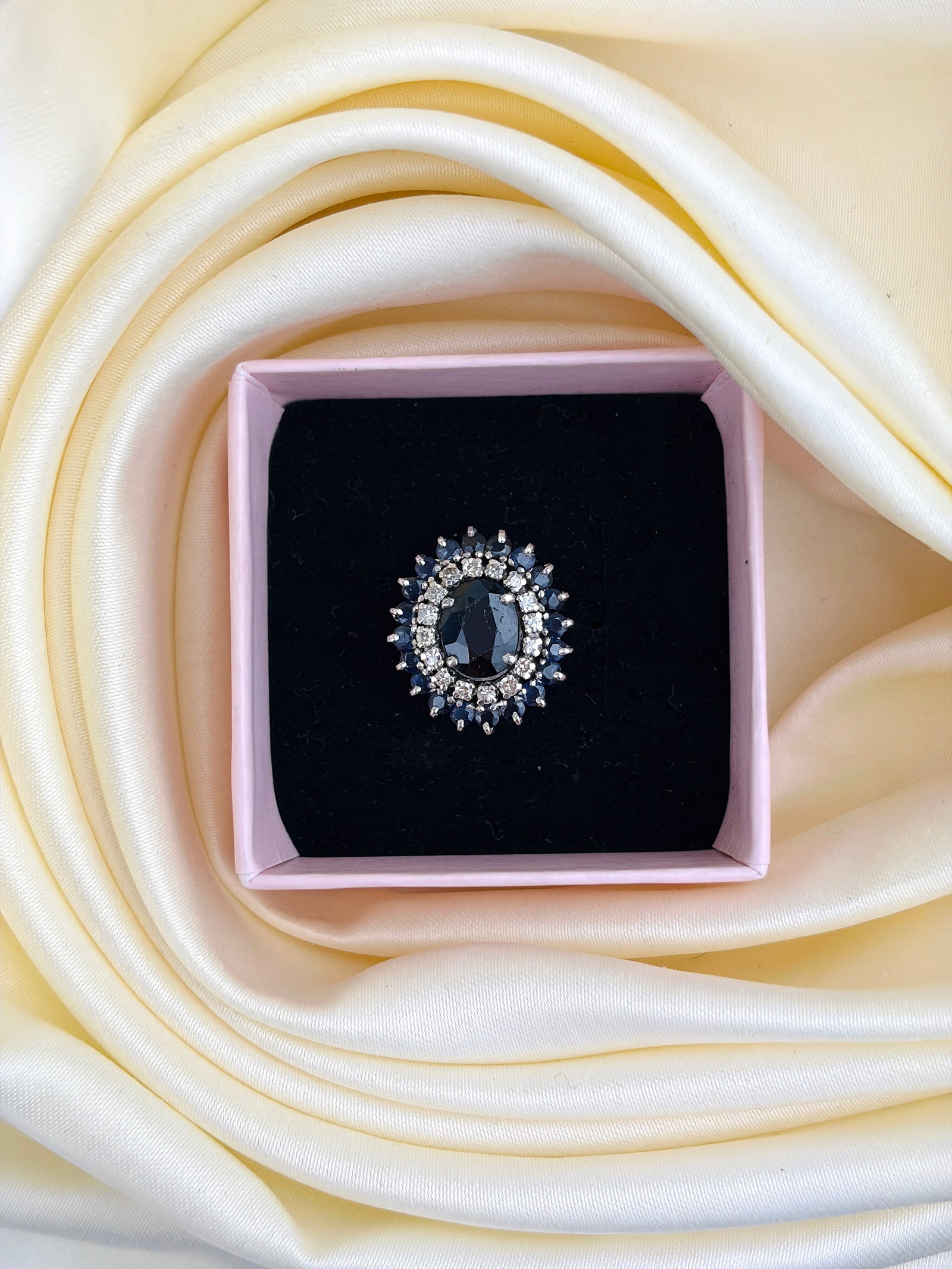 VINTAGE 18CT WHITE GOLD SAPPHIRE AND DIAMOND CLUSTER RING - 7