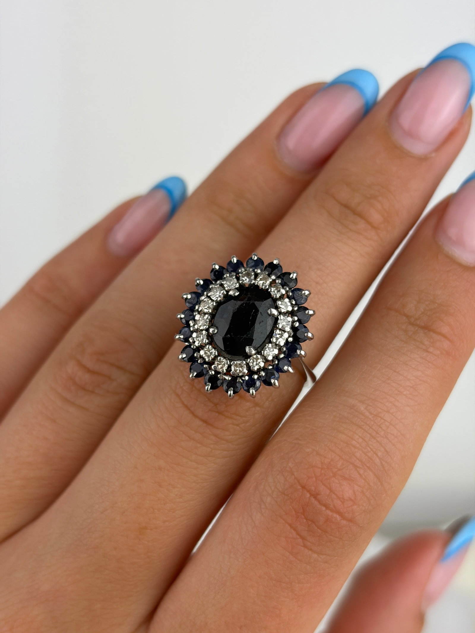 VINTAGE 18CT WHITE GOLD SAPPHIRE AND DIAMOND CLUSTER RING - 9