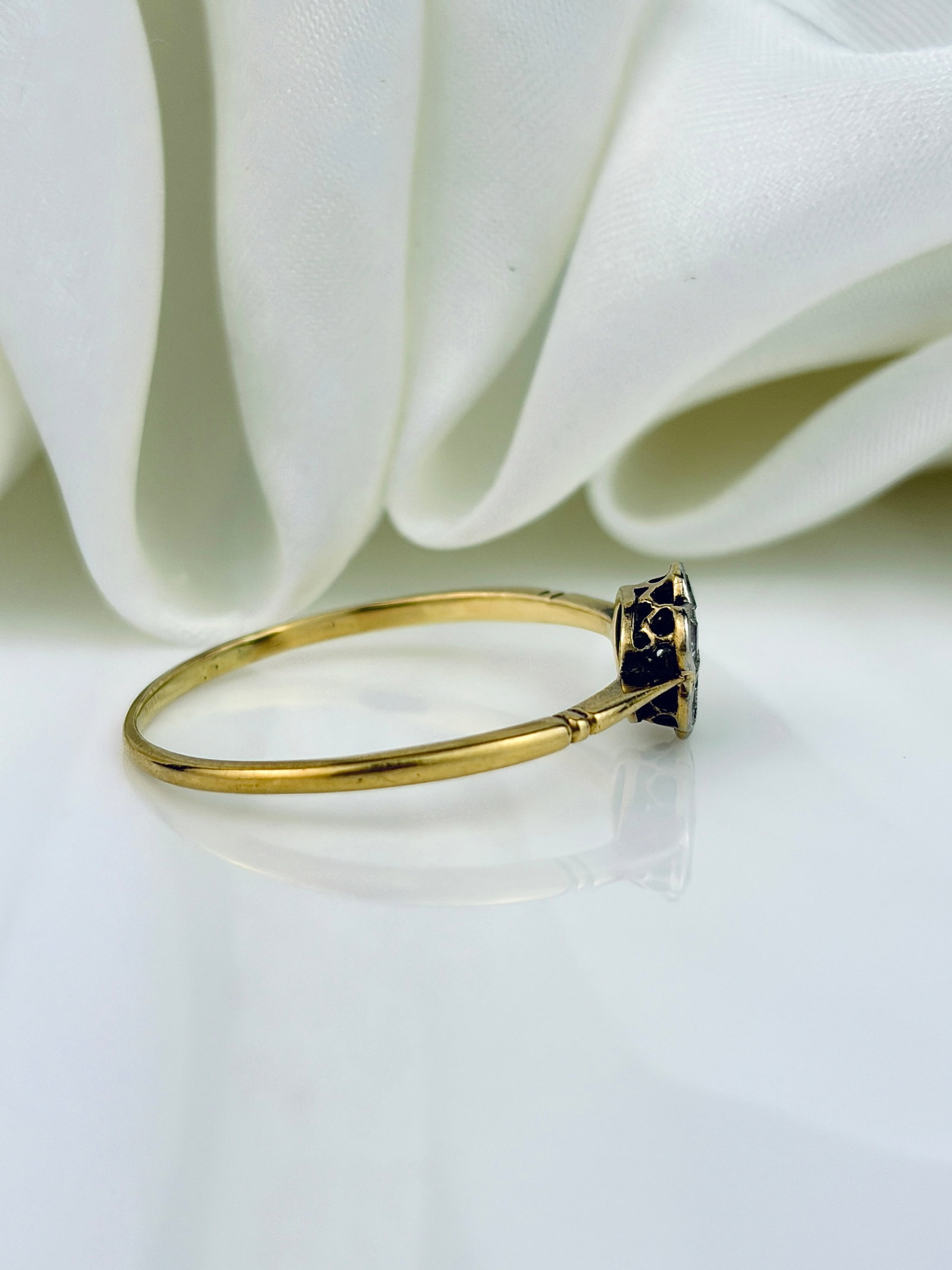 ANTIQUE 18CT GOLD AND PLATINUM DIAMOND FLOWER RING - 2