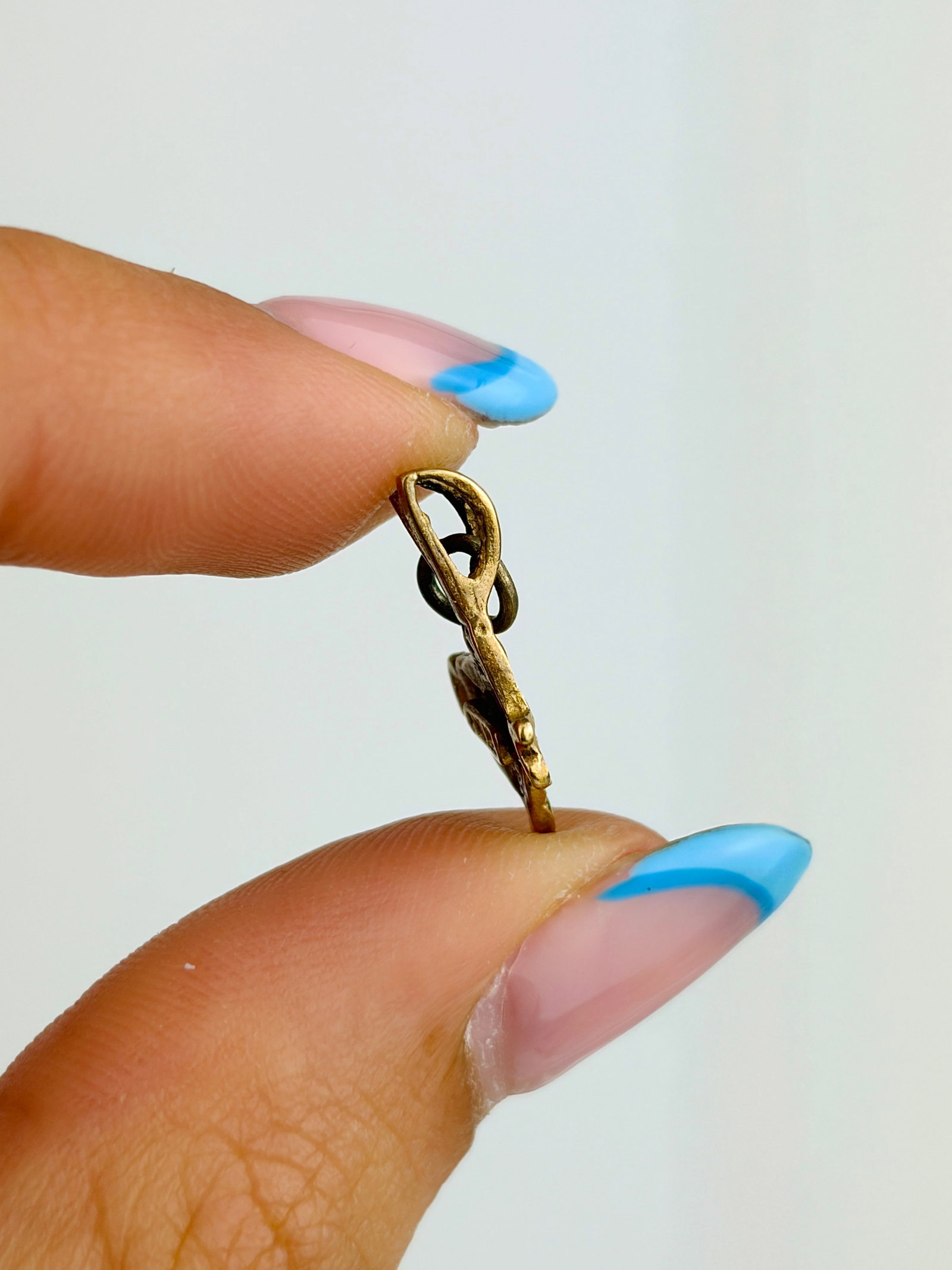 VINTAGE 10CT GOLD TEXTURED COUNTRY CHARM - 2