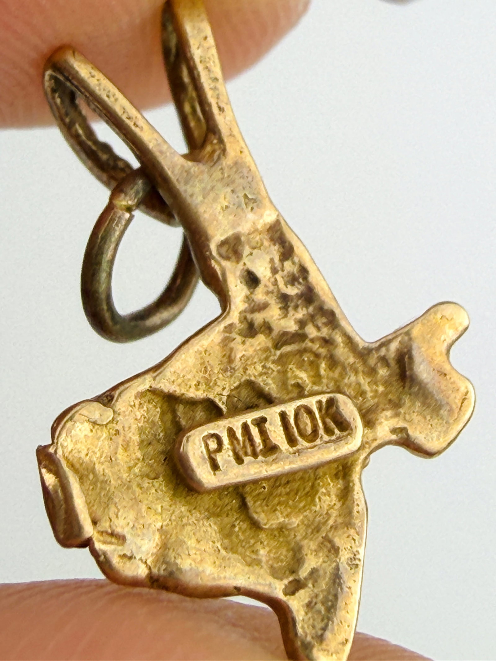 VINTAGE 10CT GOLD TEXTURED COUNTRY CHARM - 4
