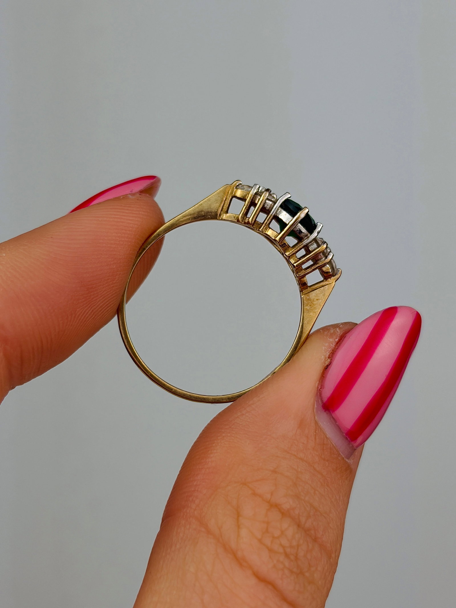 vintage emerald and diamond ring in 9ct yellow gold - 5