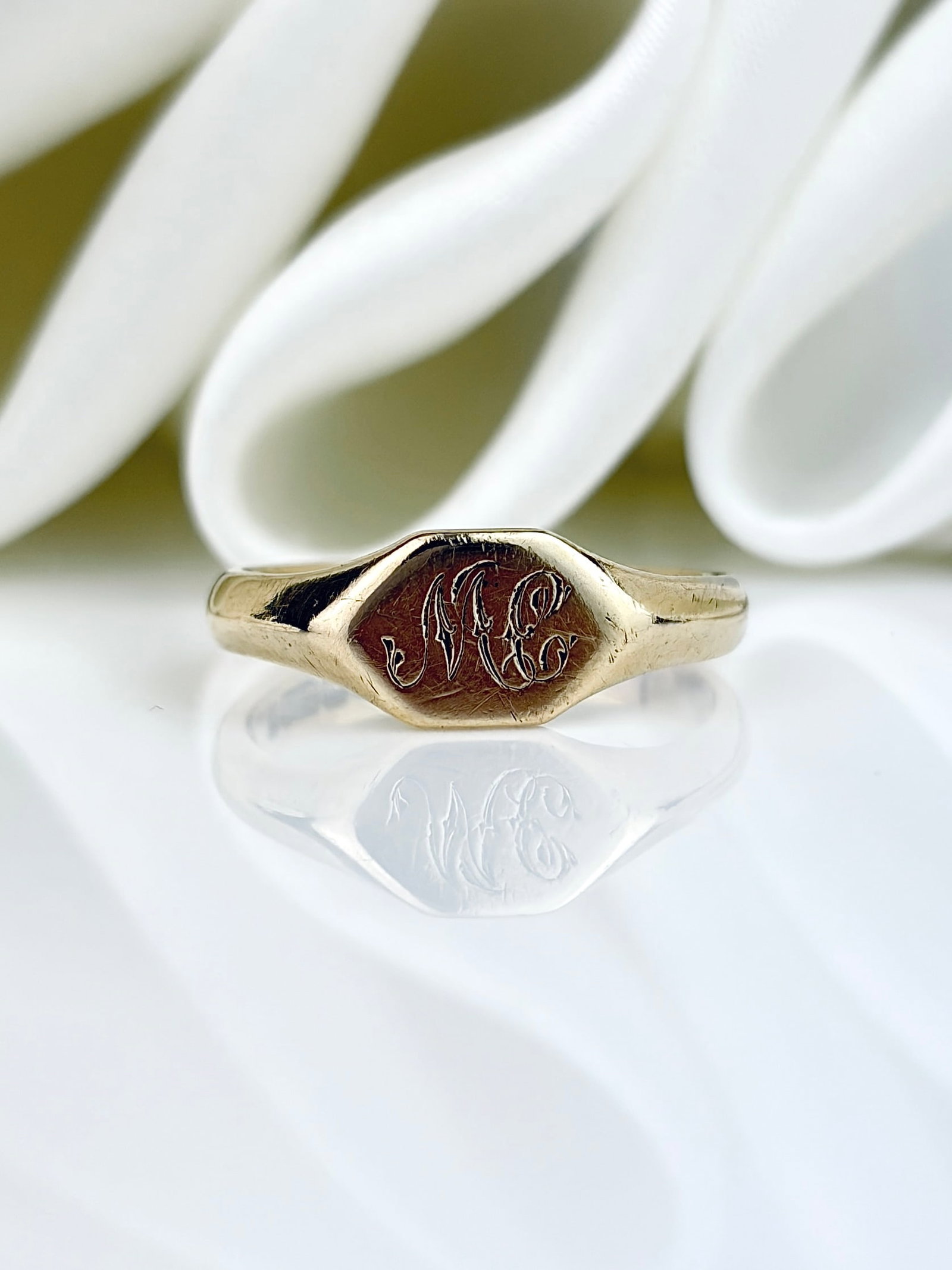 Lovely c.1936 9ct Yellow Gold 'ME' Engraved Initial Signet Ring: Lovely c.1936 9ct Yellow Gold 'ME' Engraved Initial Signet Ring Wonderful initial signet ring! Could also be 'MC'. Weight: 2.56g Size: UK M, US 6.5, Width 7mm, height off finger 1mm Materials: 9ct