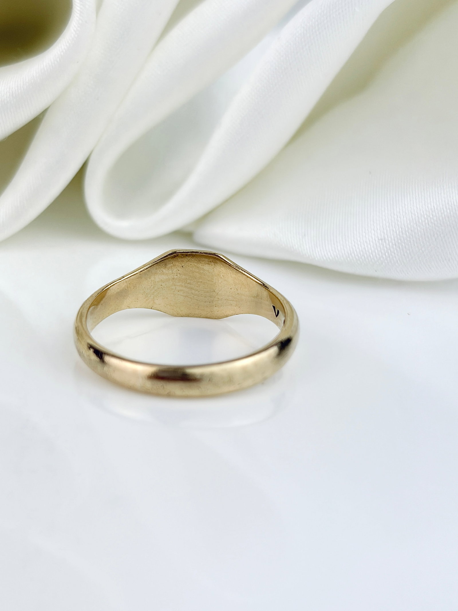 Lovely c.1936 9ct Yellow Gold 'ME' Engraved Initial Signet Ring - 3