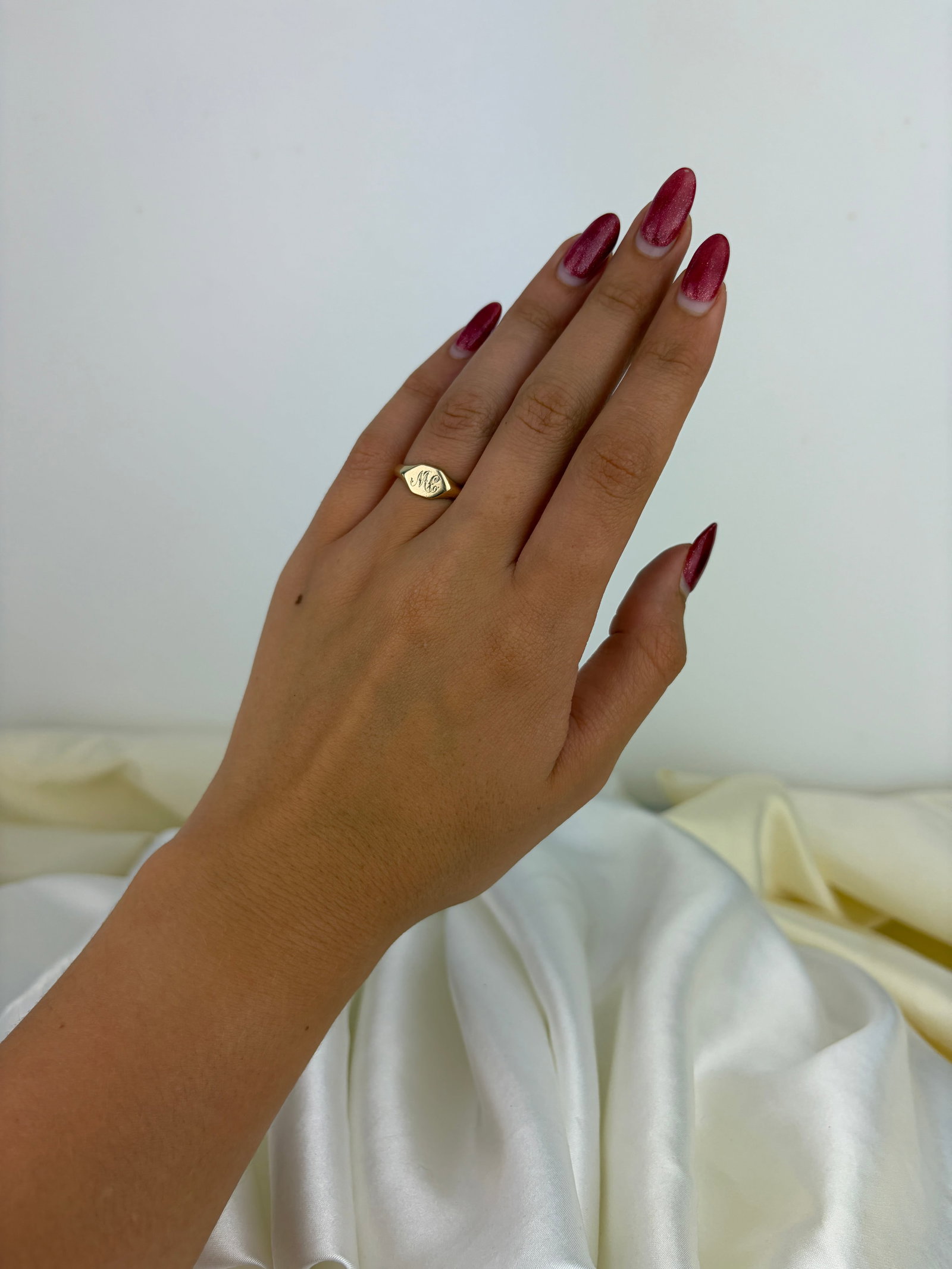 Lovely c.1936 9ct Yellow Gold 'ME' Engraved Initial Signet Ring - 7