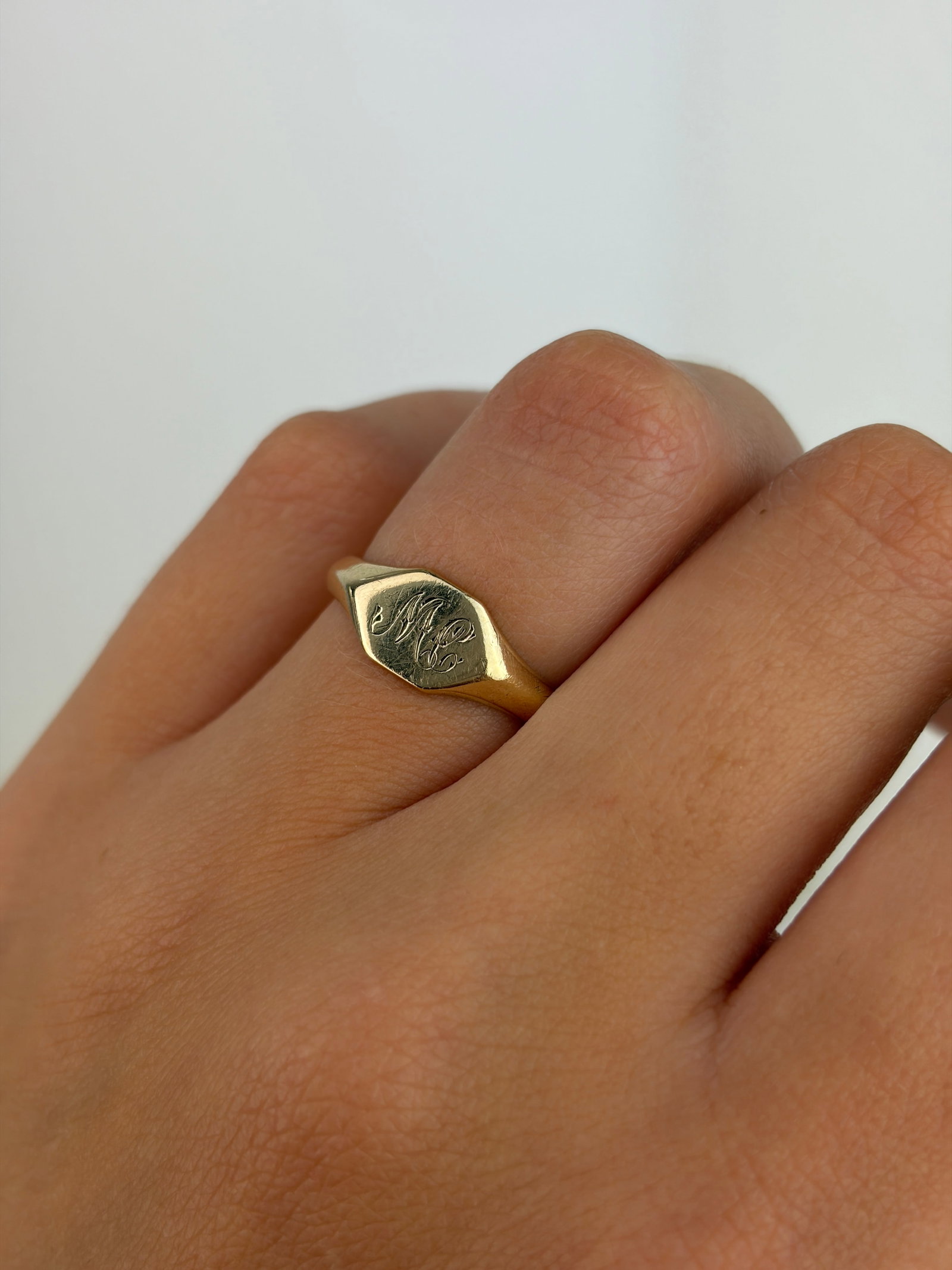 Lovely c.1936 9ct Yellow Gold 'ME' Engraved Initial Signet Ring - 8