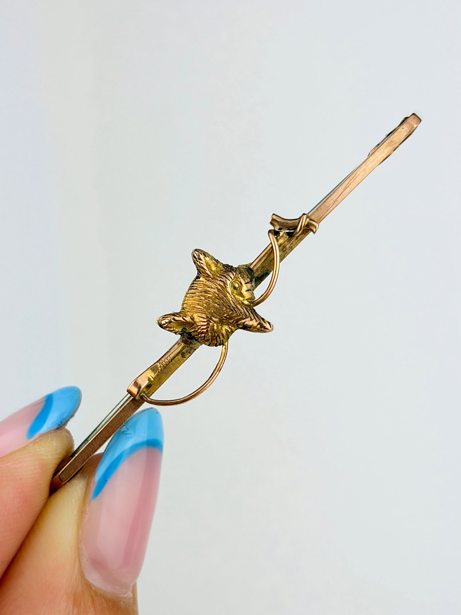 ANTIQUE FOX BAR BROOCH IN GOLD: ANTIQUE FOX BAR BROOCH IN GOLD