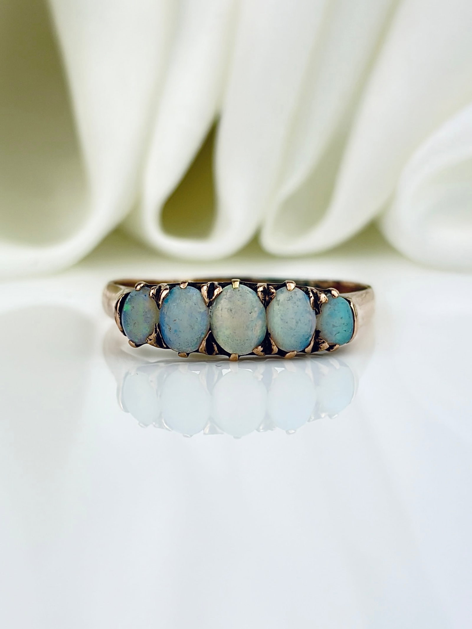 ANTIQUE 9CT YELLOW GOLD OPAL 5 STONE RING: ANTIQUE 9CT YELLOW GOLD OPAL 5 STONE RING