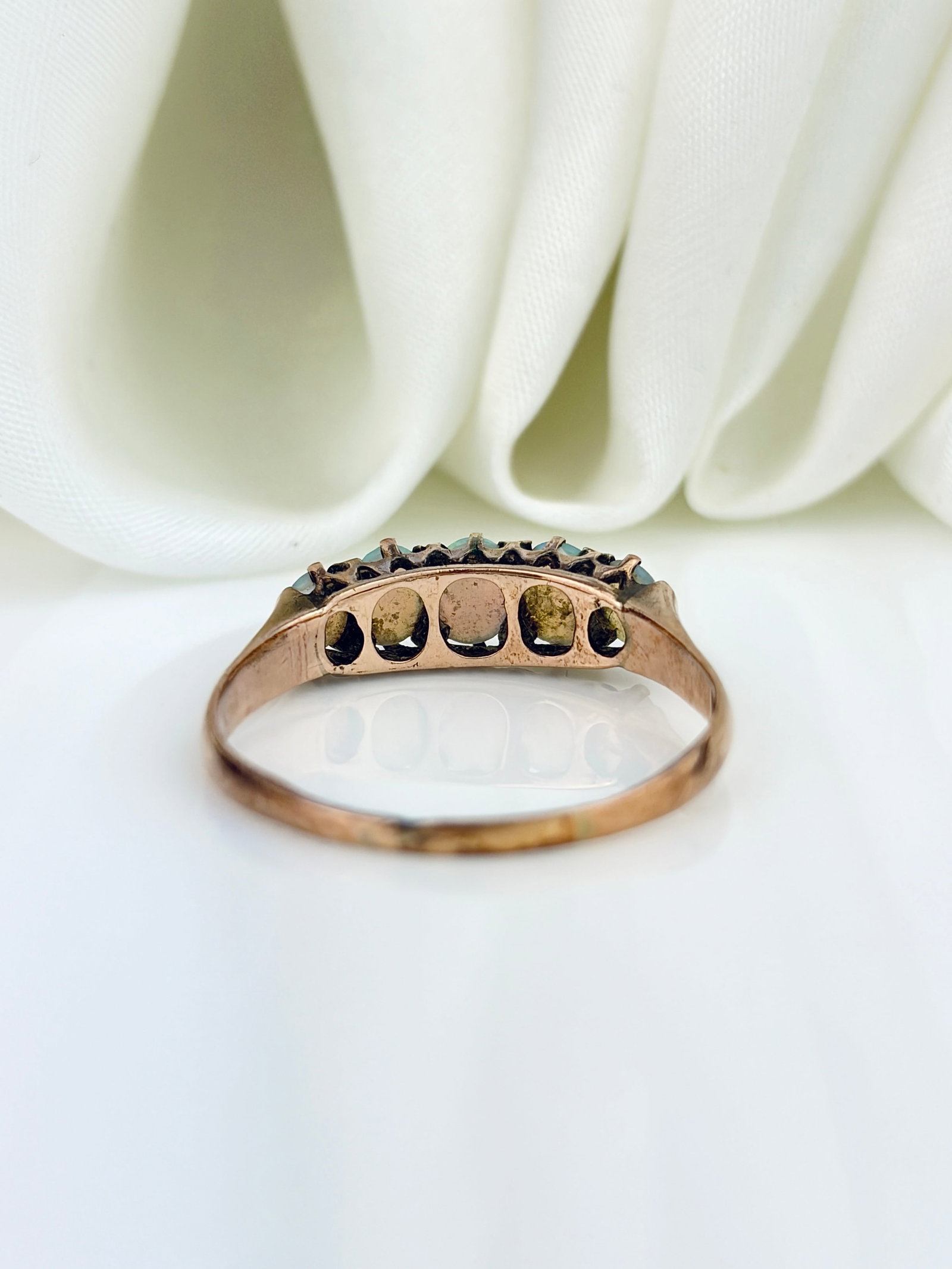 ANTIQUE 9CT YELLOW GOLD OPAL 5 STONE RING - 3