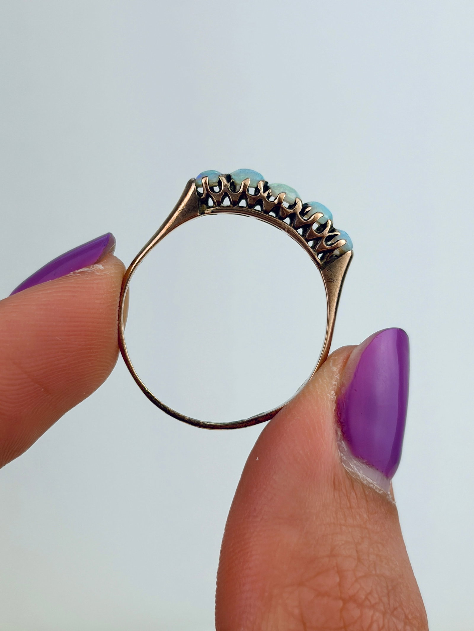 ANTIQUE 9CT YELLOW GOLD OPAL 5 STONE RING - 6