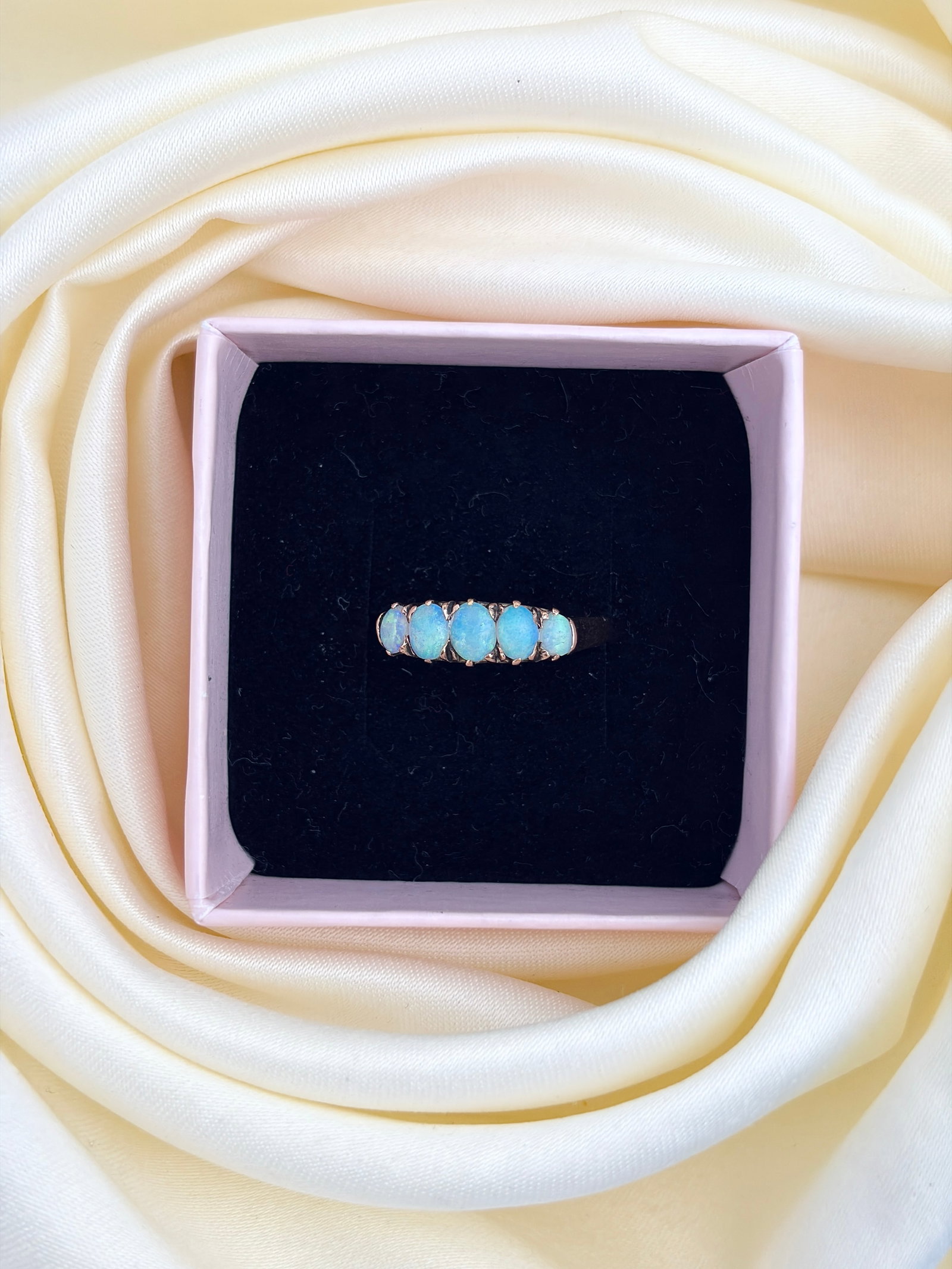 ANTIQUE 9CT YELLOW GOLD OPAL 5 STONE RING - 7