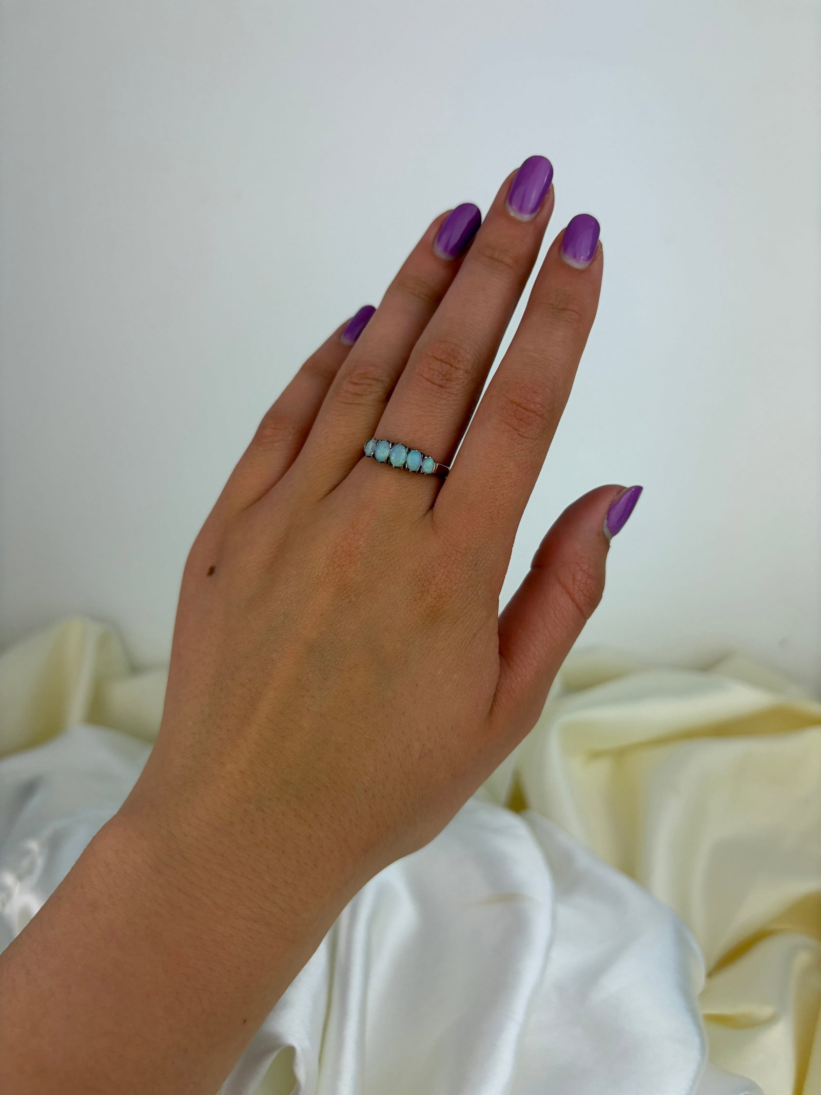 ANTIQUE 9CT YELLOW GOLD OPAL 5 STONE RING - 8