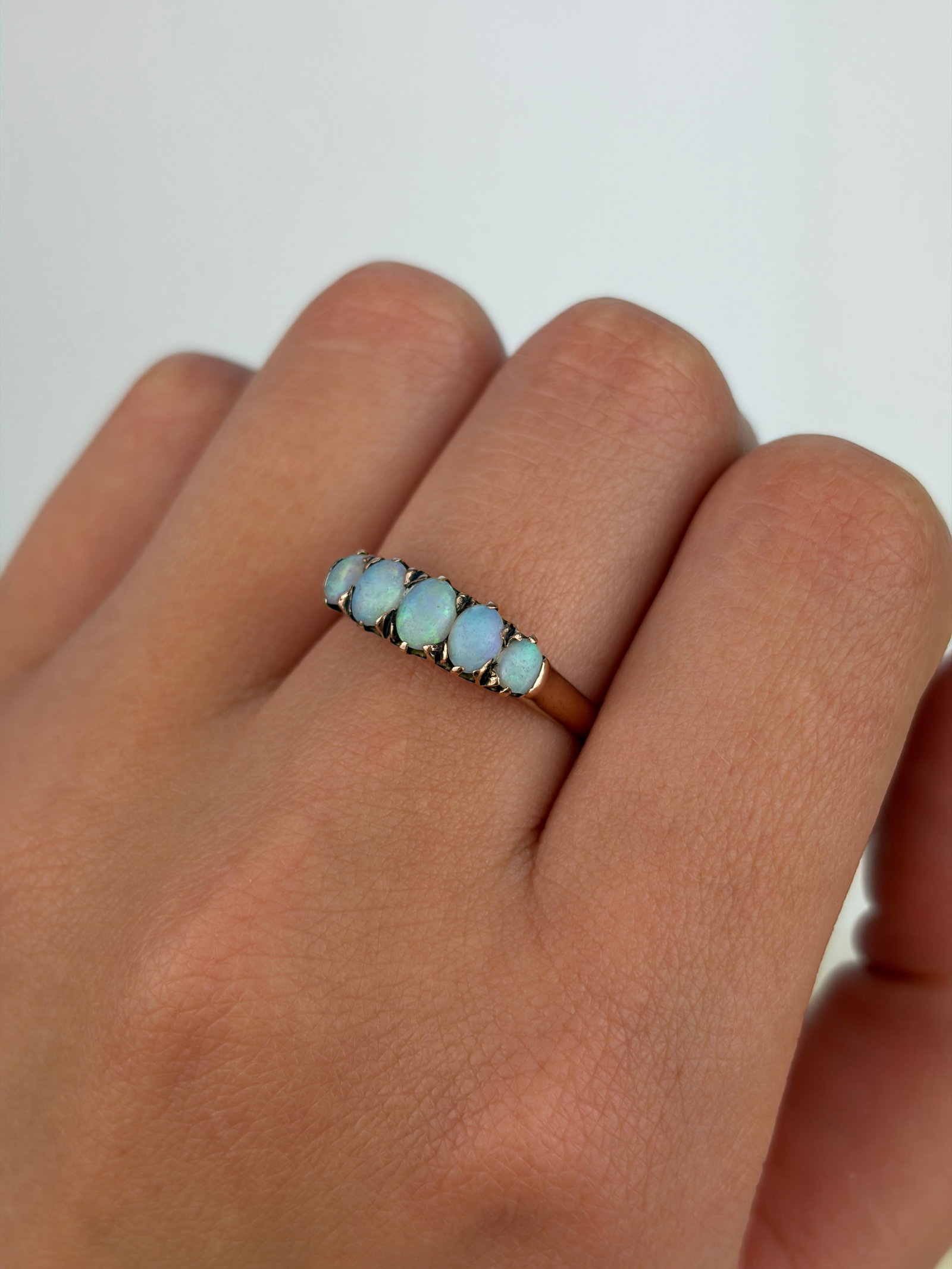 ANTIQUE 9CT YELLOW GOLD OPAL 5 STONE RING - 9