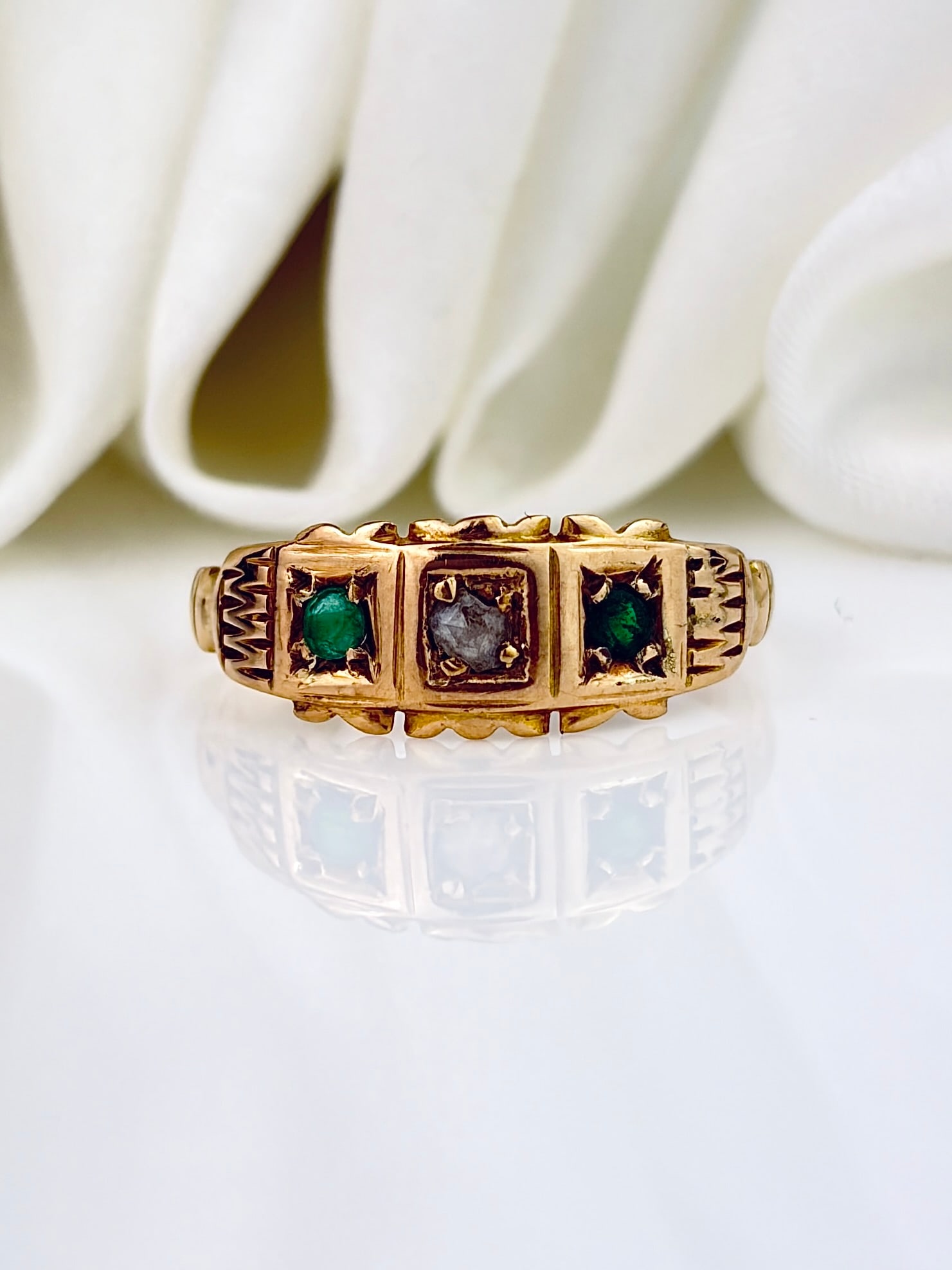 ANTIQUE VICTORIAN C.1896 15CT YELLOW GOLD EMERALD AND DIAMOND 3 STONE RING: ANTIQUE VICTORIAN C.1896 15CT YELLOW GOLD EMERALD AND DIAMOND 3 STONE RING
