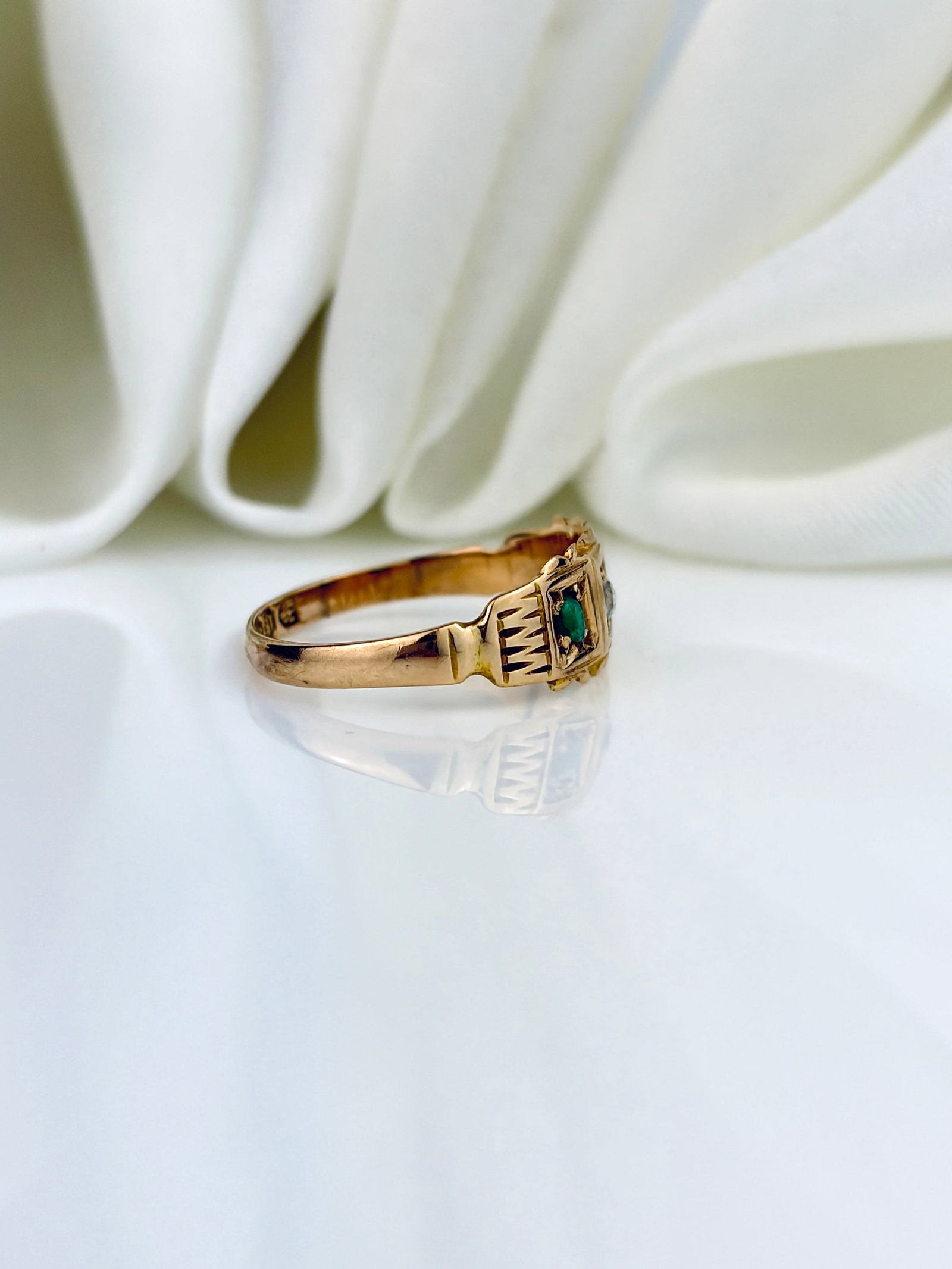 ANTIQUE VICTORIAN C.1896 15CT YELLOW GOLD EMERALD AND DIAMOND 3 STONE RING - 2
