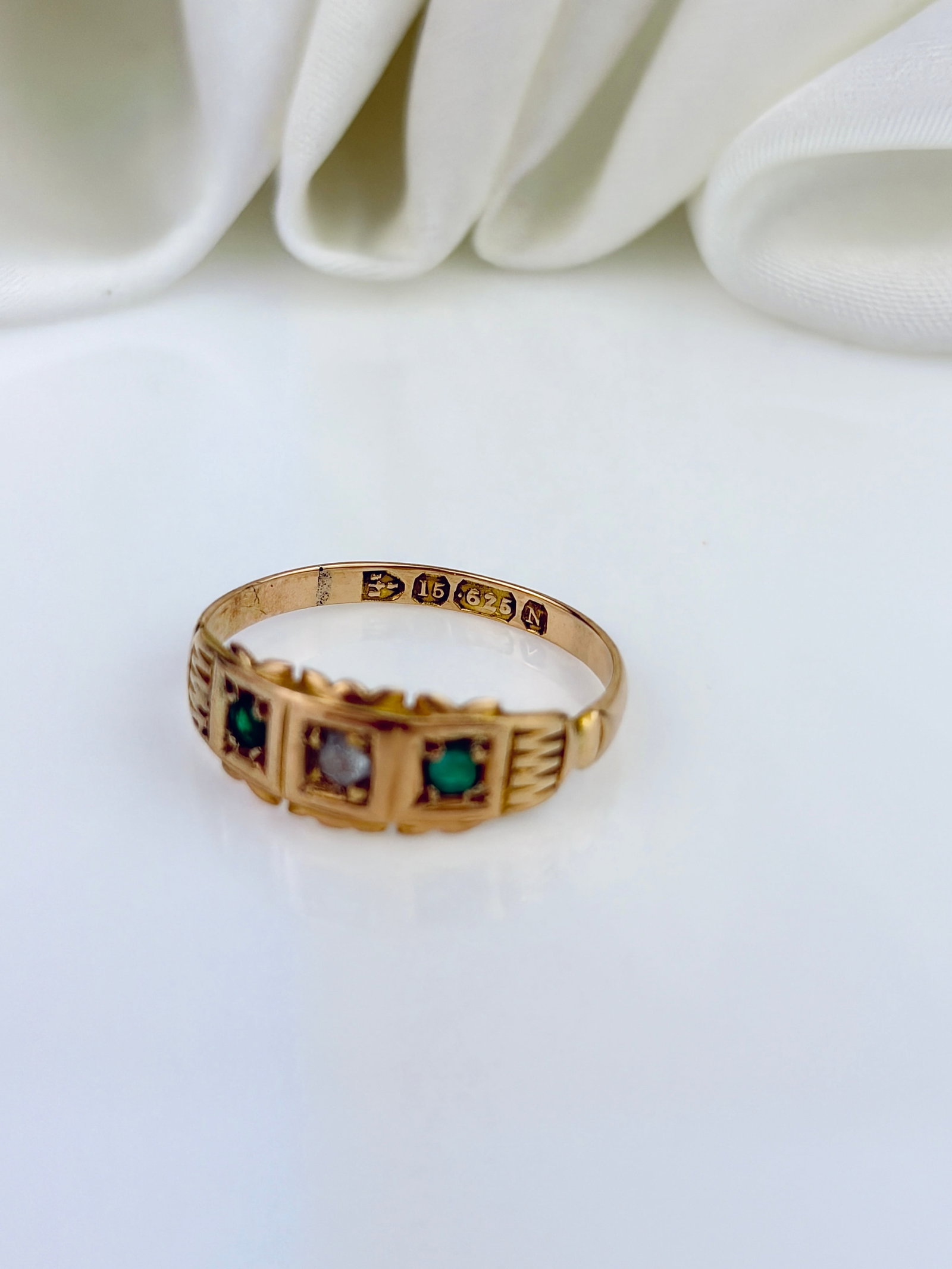 ANTIQUE VICTORIAN C.1896 15CT YELLOW GOLD EMERALD AND DIAMOND 3 STONE RING - 4