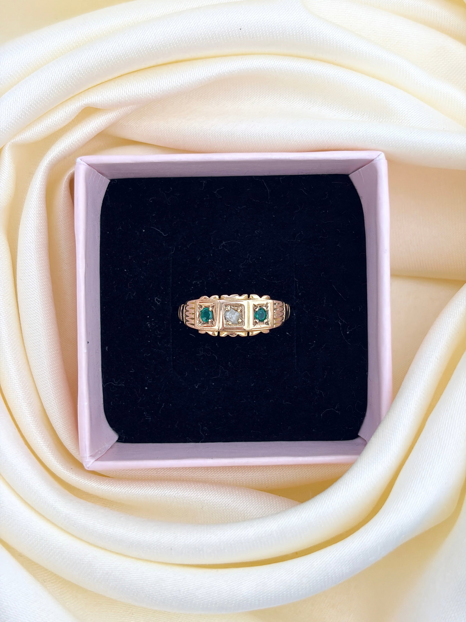 ANTIQUE VICTORIAN C.1896 15CT YELLOW GOLD EMERALD AND DIAMOND 3 STONE RING - 7