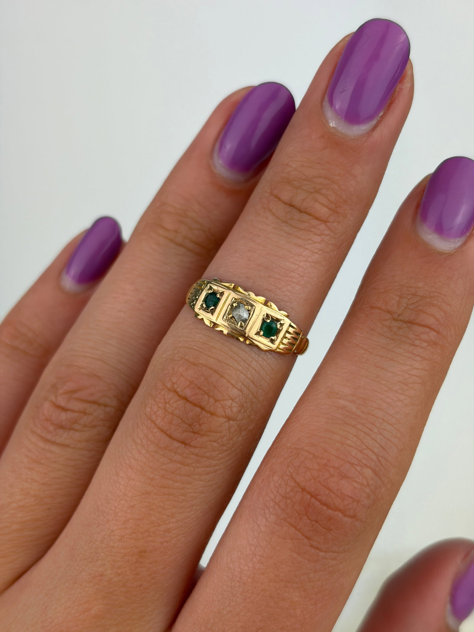 ANTIQUE VICTORIAN C.1896 15CT YELLOW GOLD EMERALD AND DIAMOND 3 STONE RING - 9