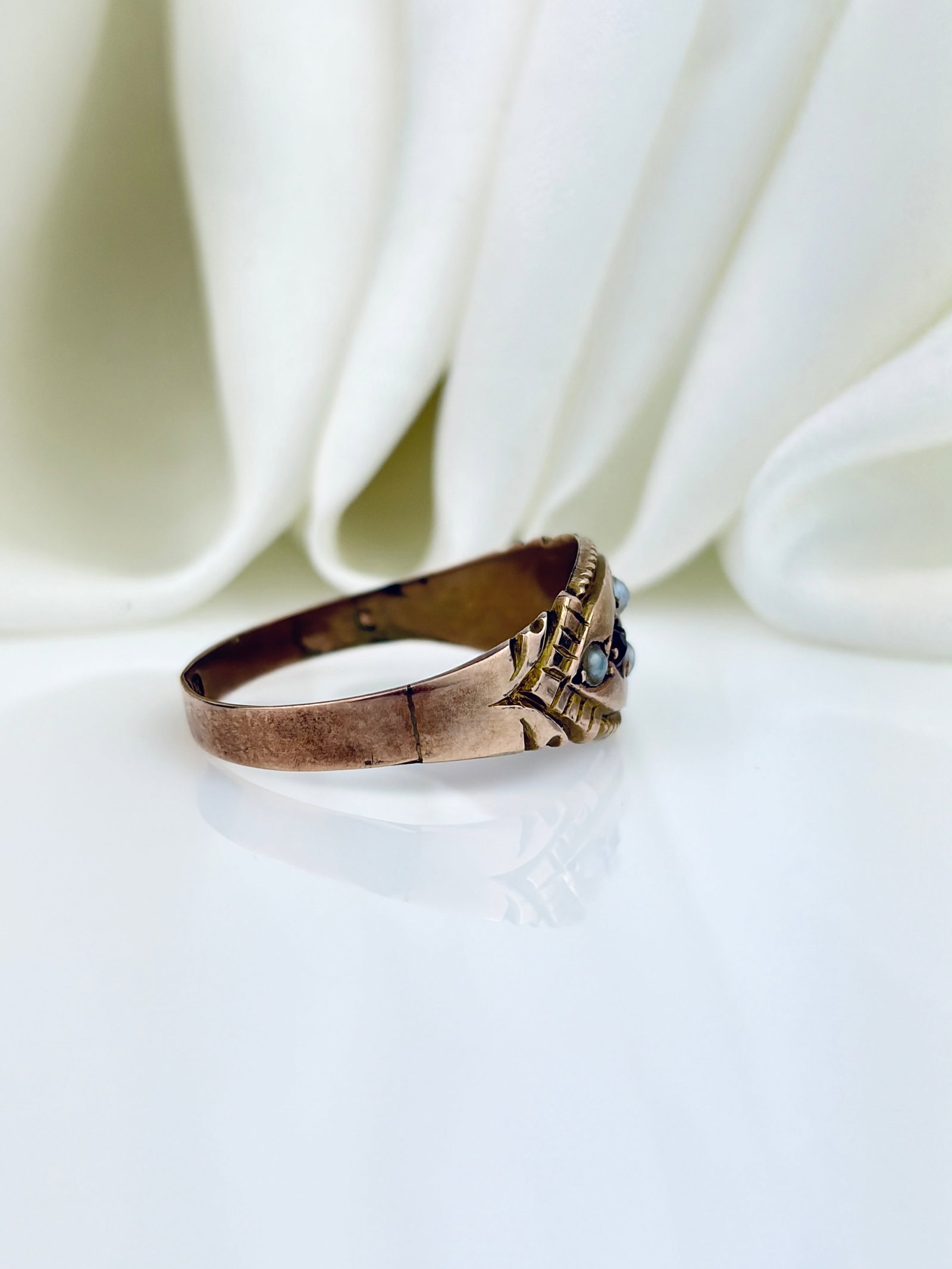 ANTIQUE 9CT YELLOW GOLD RUBY AND PEARL ORNATE RING - 2
