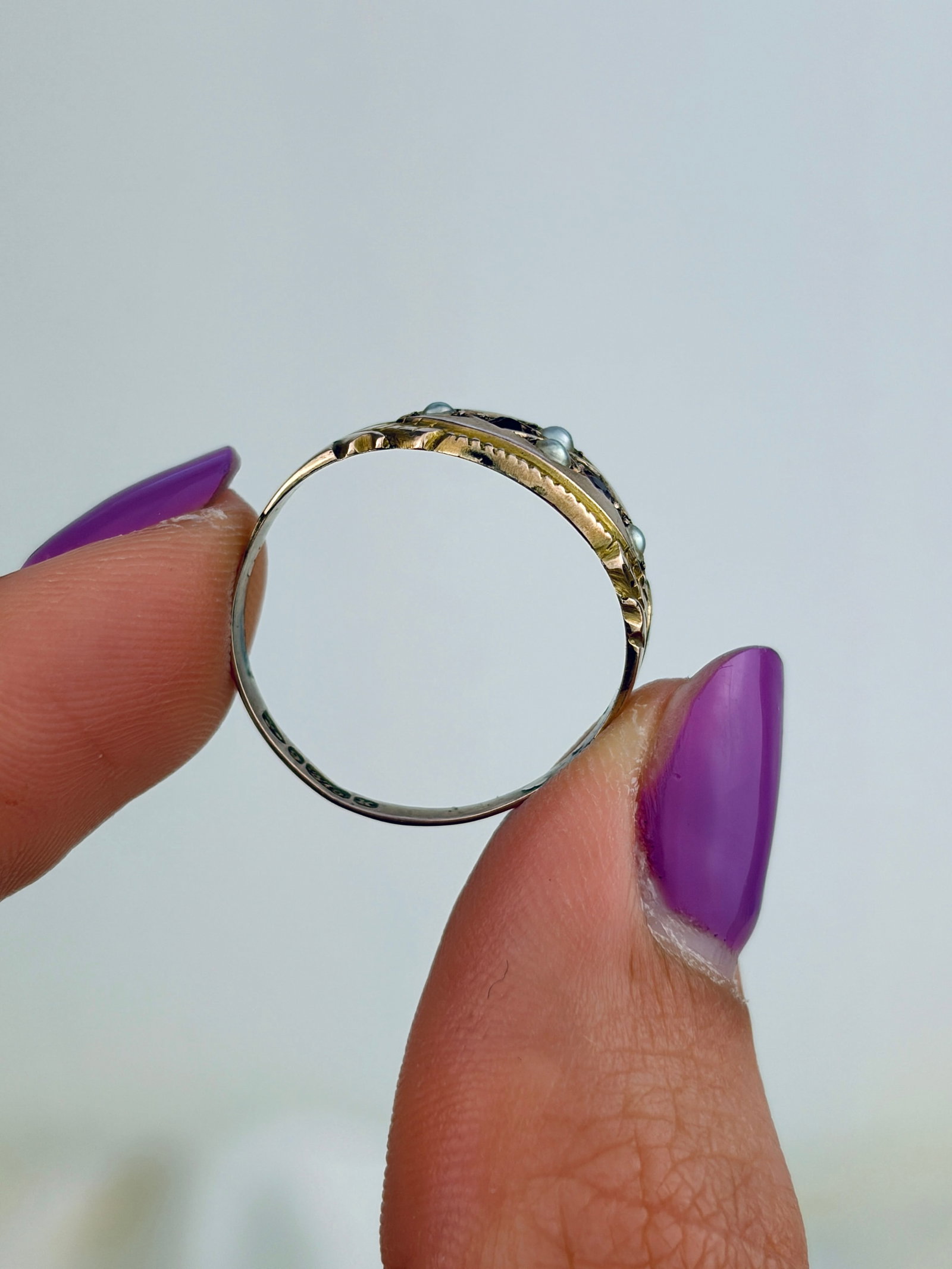 ANTIQUE 9CT YELLOW GOLD RUBY AND PEARL ORNATE RING - 6