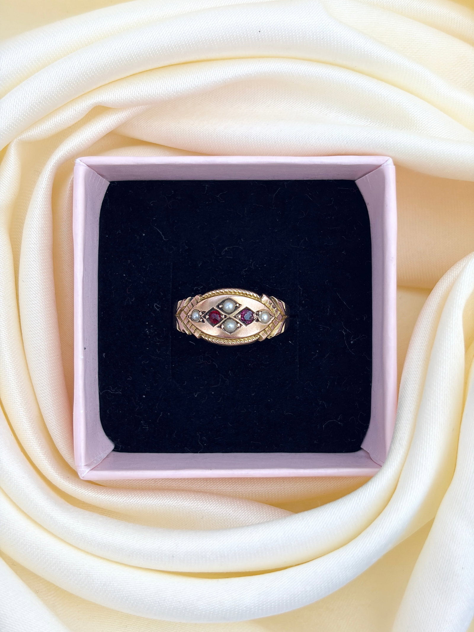 ANTIQUE 9CT YELLOW GOLD RUBY AND PEARL ORNATE RING - 7
