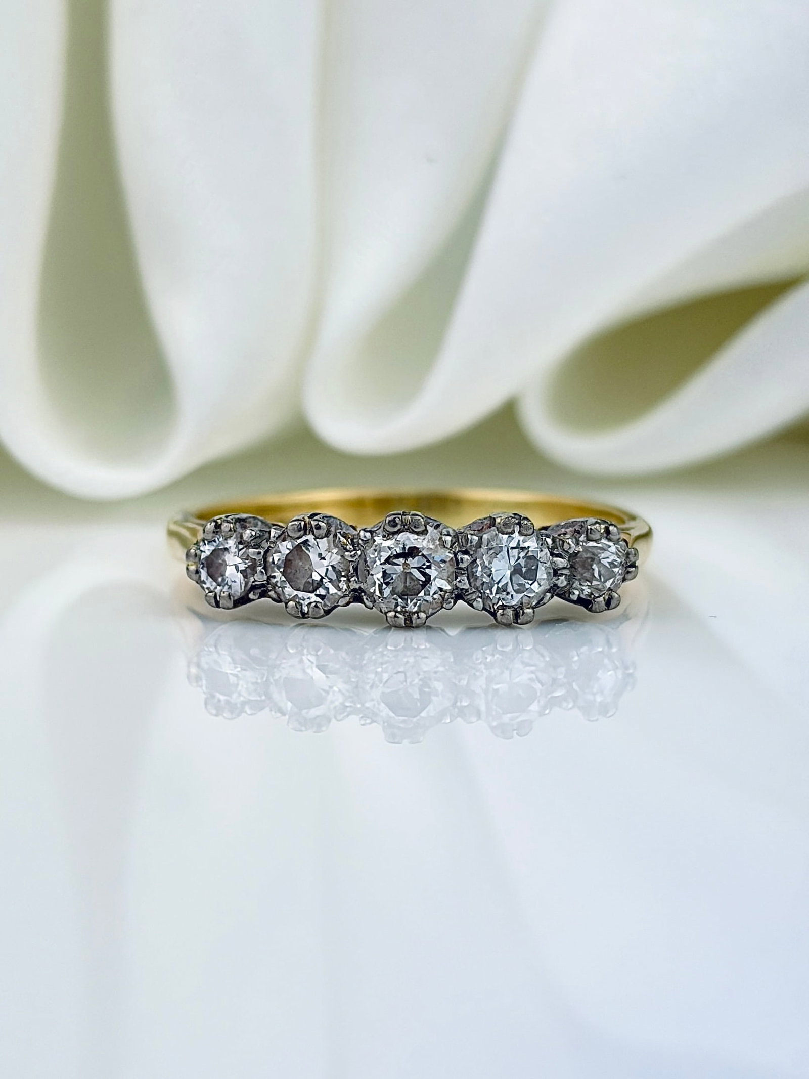 WONDERFUL 18CT YELLOW GOLD DIAMOND 5 STONE RING: WONDERFUL 18CT YELLOW GOLD DIAMOND 5 STONE RING A lovely, classic diamond ring!