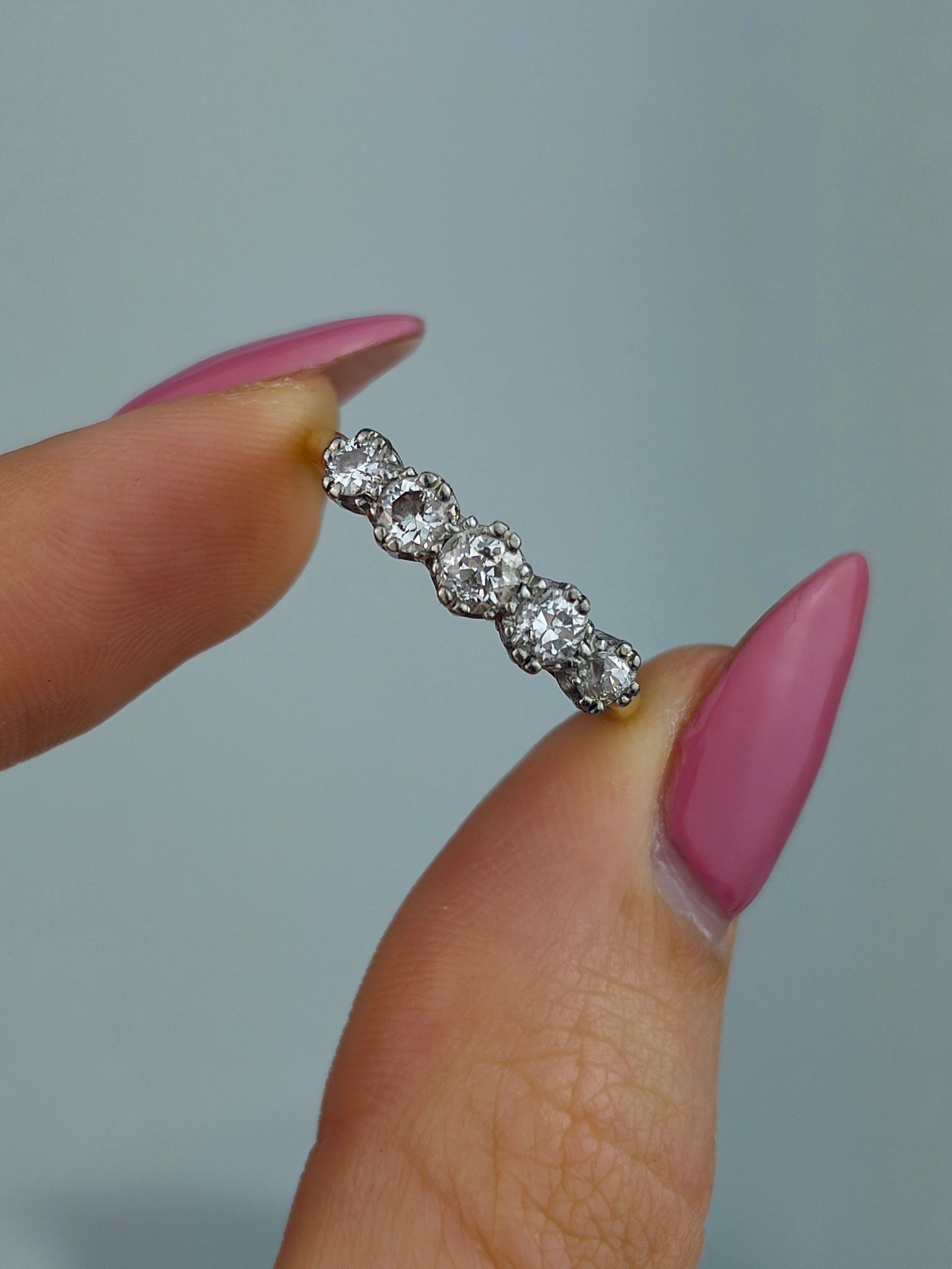 WONDERFUL 18CT YELLOW GOLD DIAMOND 5 STONE RING - 5