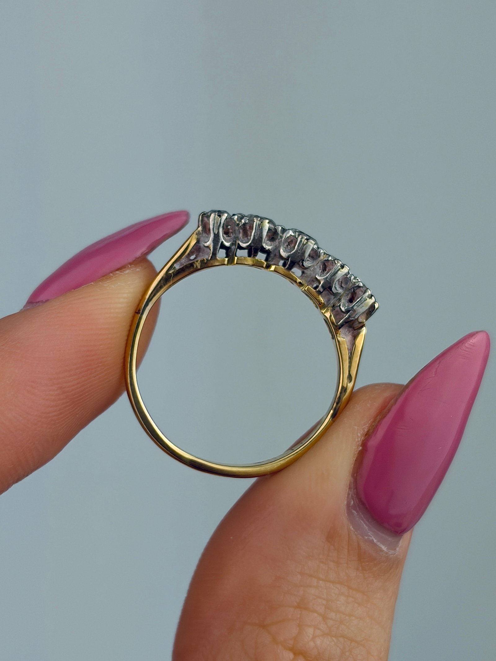 WONDERFUL 18CT YELLOW GOLD DIAMOND 5 STONE RING - 6