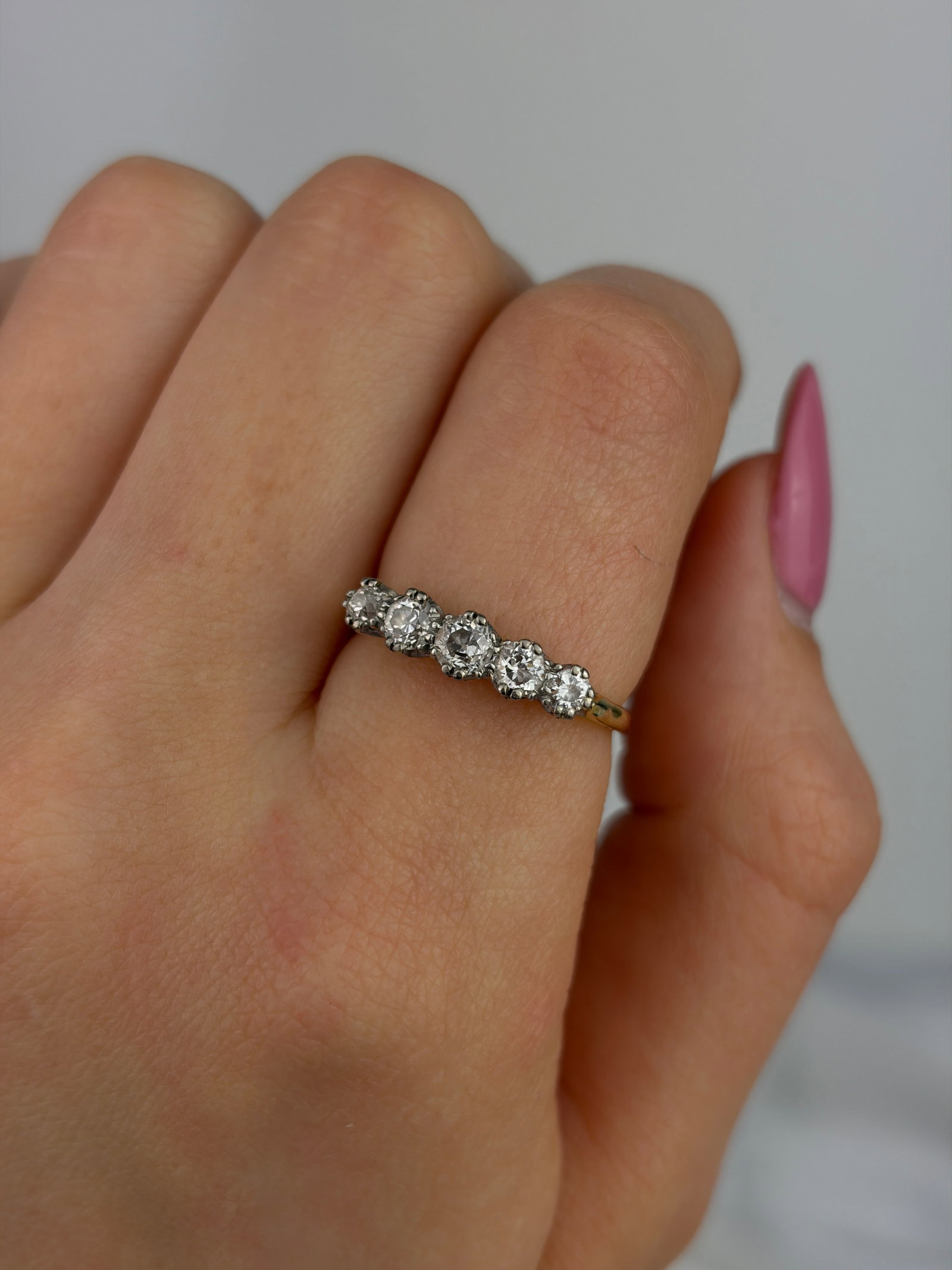 WONDERFUL 18CT YELLOW GOLD DIAMOND 5 STONE RING - 8