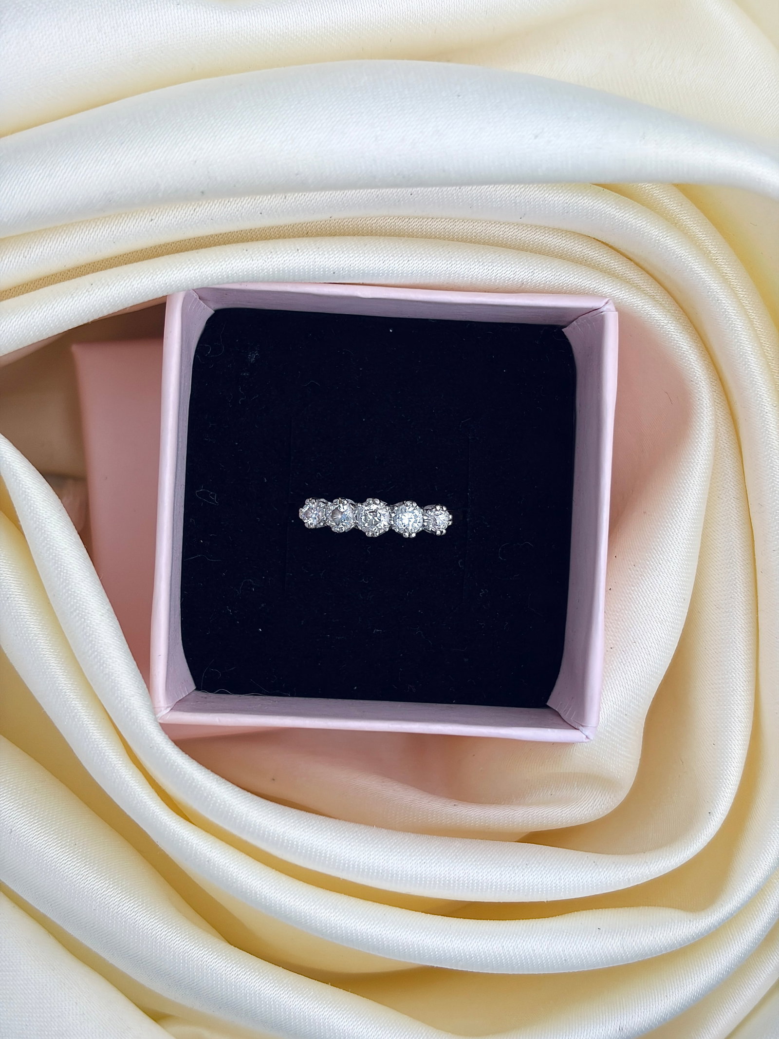 WONDERFUL 18CT YELLOW GOLD DIAMOND 5 STONE RING - 9