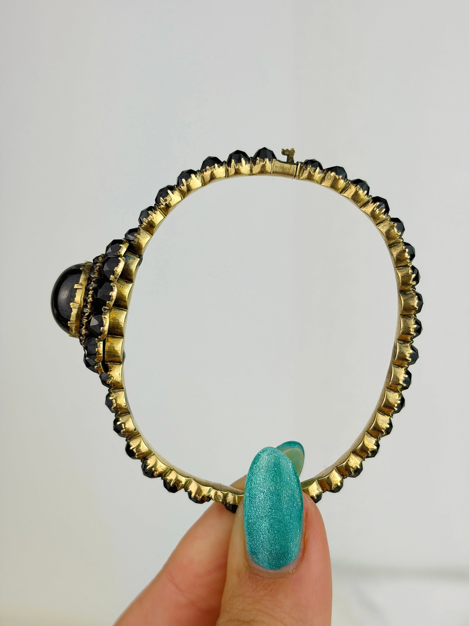 Victorian Era Cabochon Garnet Cluster Bangle in Gold - 2