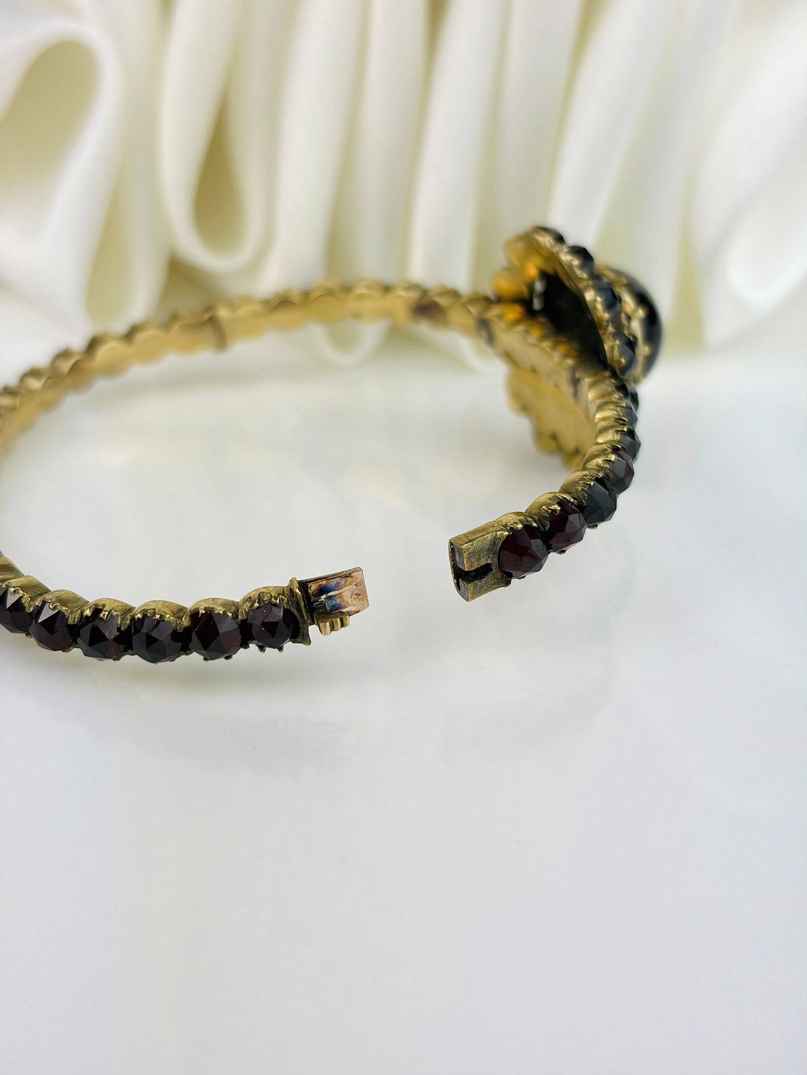 Victorian Era Cabochon Garnet Cluster Bangle in Gold - 4