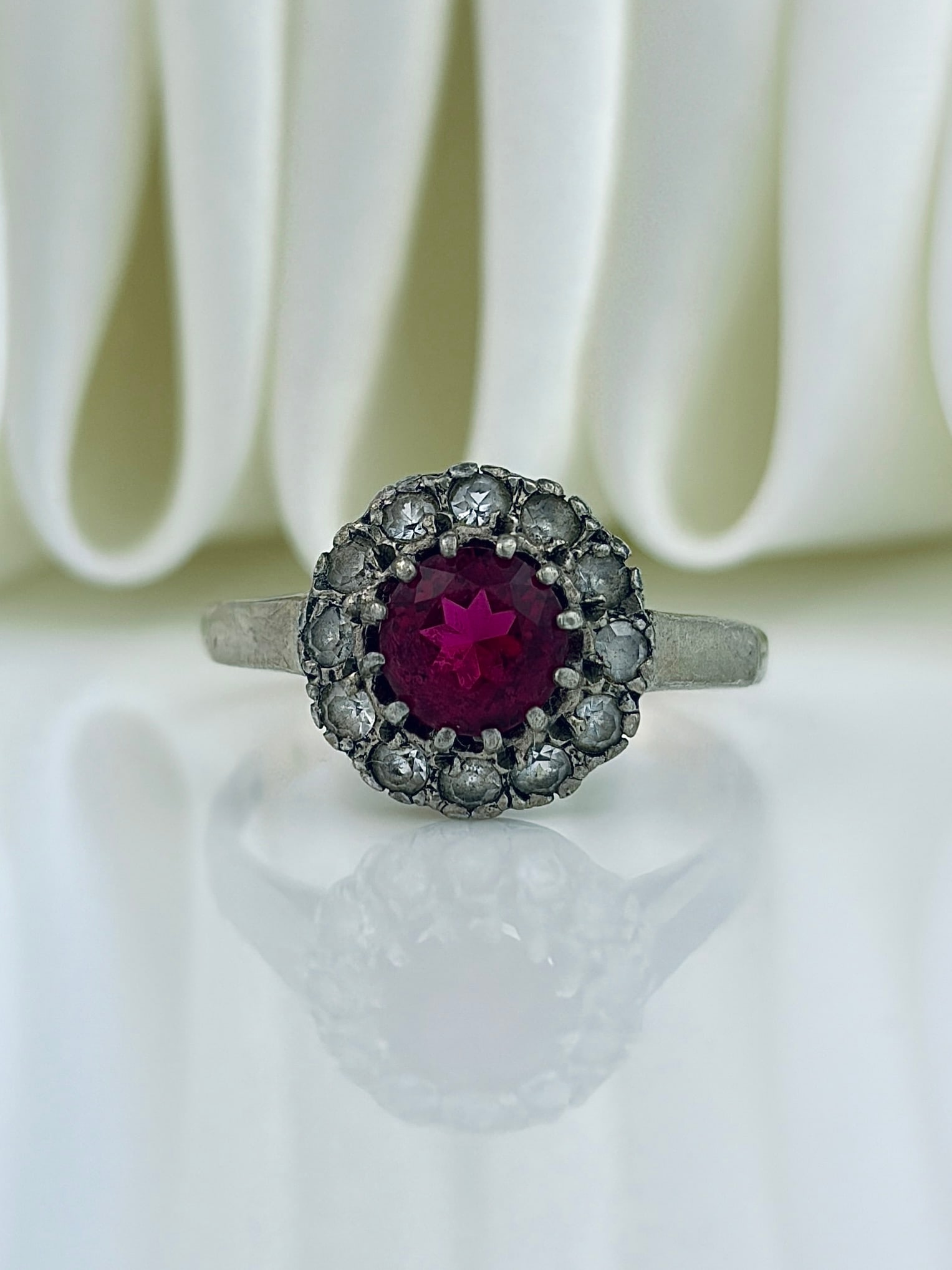 9CT GOLD AND SILVER PASTE CLUSTER RING: 9CT GOLD AND SILVER PASTE CLUSTER RING Lovely bright paste stones!