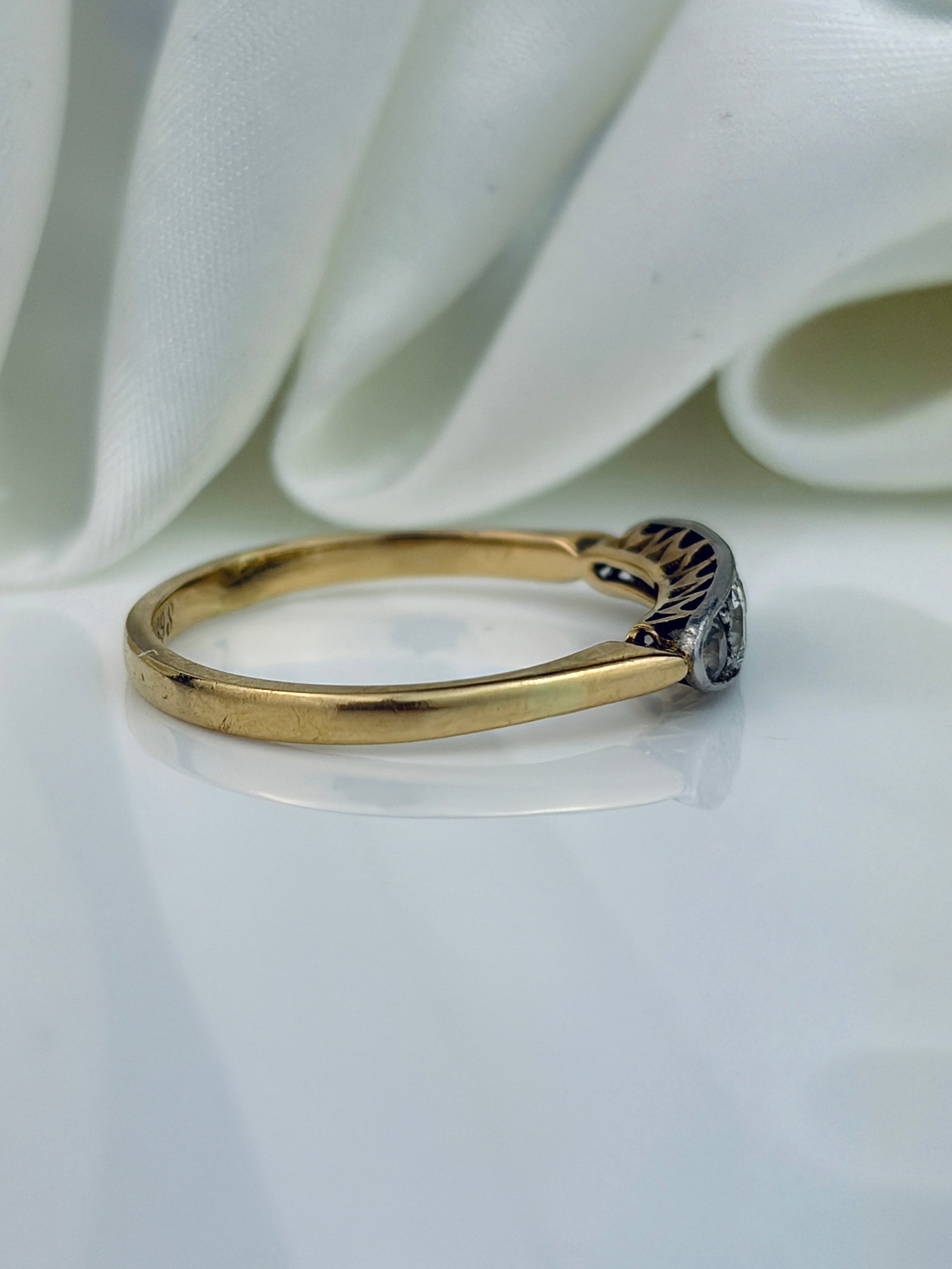 VINTAGE 18CT GOLD DIAMOND 5 STONE BOAT RING - 2