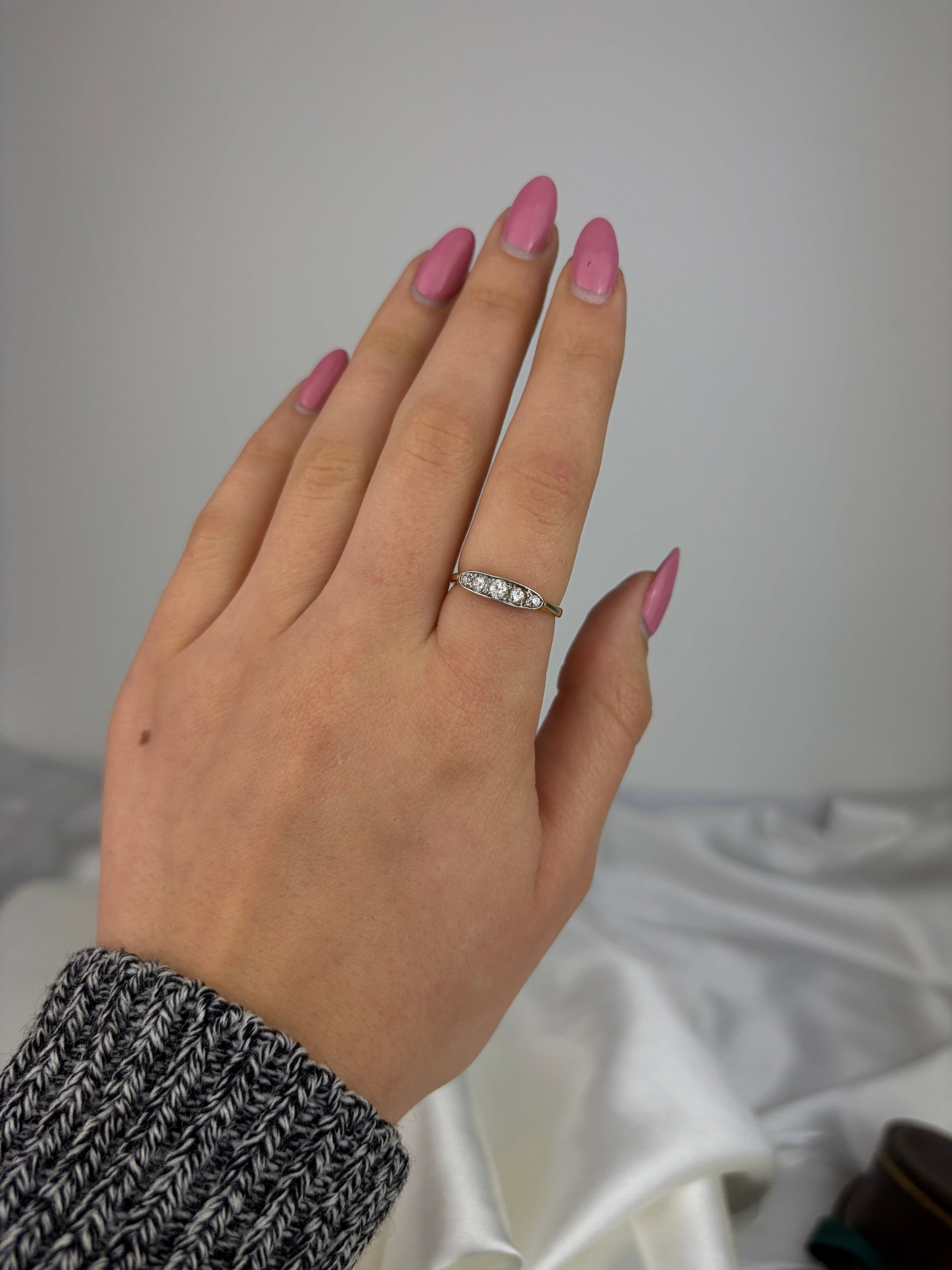 VINTAGE 18CT GOLD DIAMOND 5 STONE BOAT RING - 7